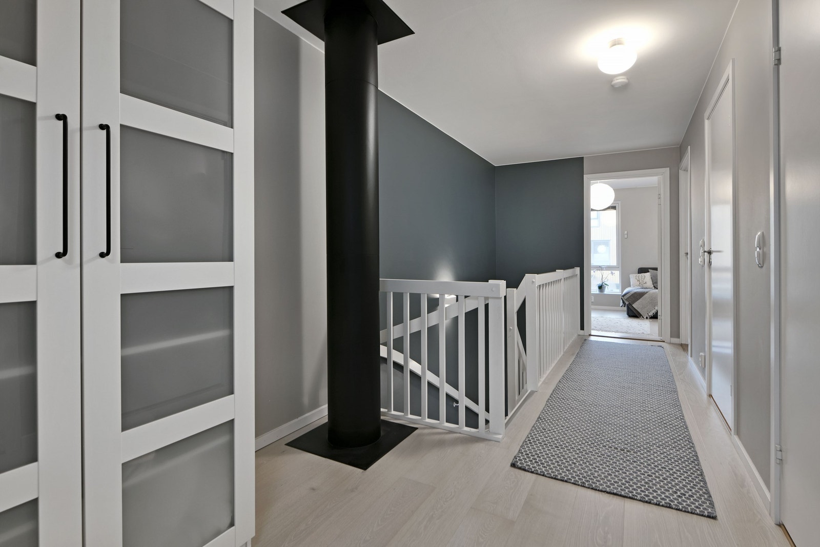 Gang i 2. etg. - videre inngang til fire soverom, bad og bod - garderobeskap følger Galleribilde