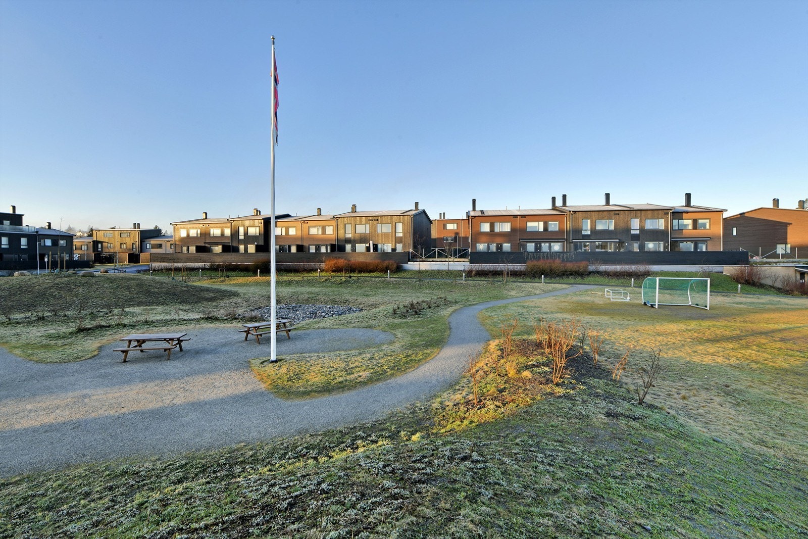 Det er flere lekeplasser på tunet - her bor det barn i alle aldre Galleribilde