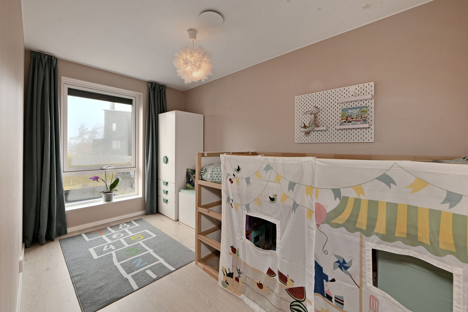 Soverom 3 - god størrelse - vindu orienter mot vest - utvendig solskjerming (screens) - taklampe følger Galleribilde