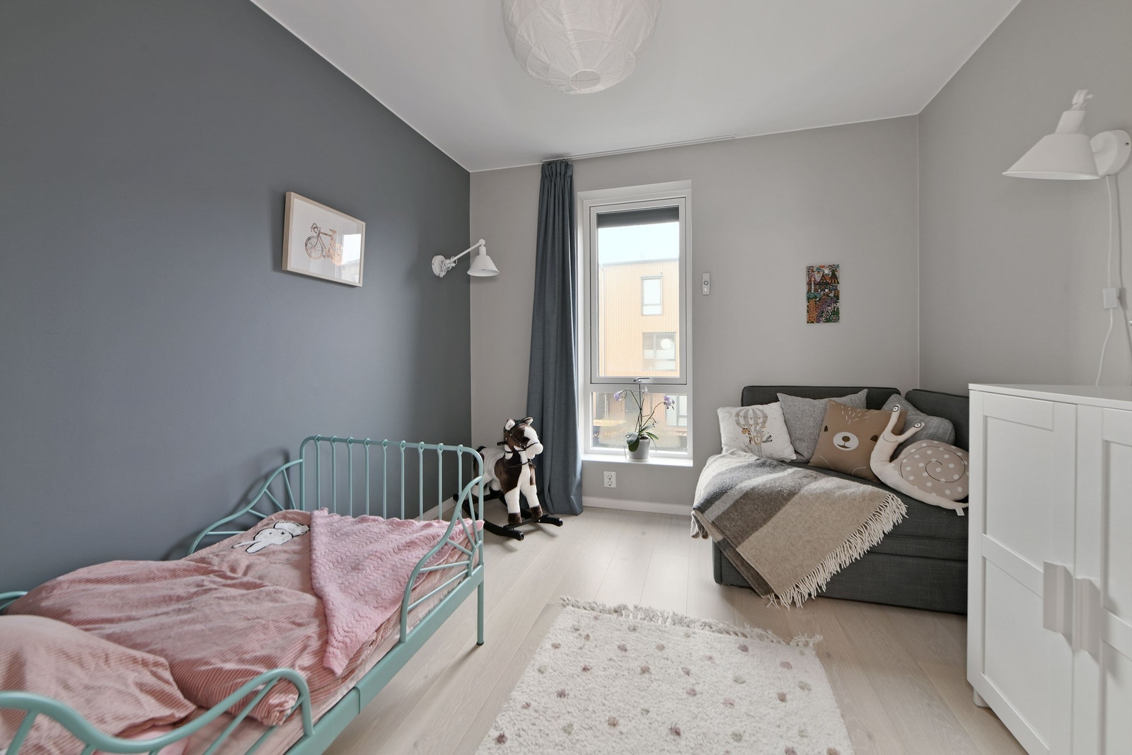 Soverom 4 - god størrelse - vindu orientert mot vest - utvendig solskjerming (screens) - 2 stk vegglamper følger Galleribilde