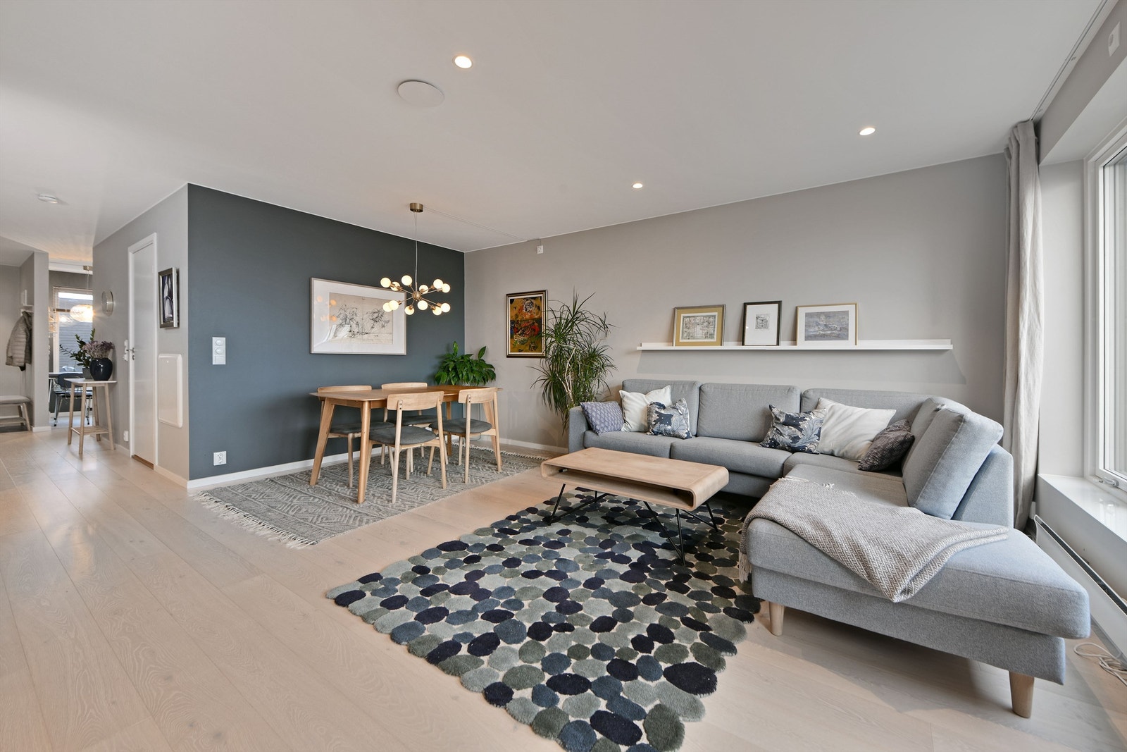 Stue - god plass til spisebord, sofaløsning, bord og tilhørende stuemøblement - ift opprinnelig standard fra utbygger gulv og downlights tilvalg - foto: Oddphoto Galleribilde