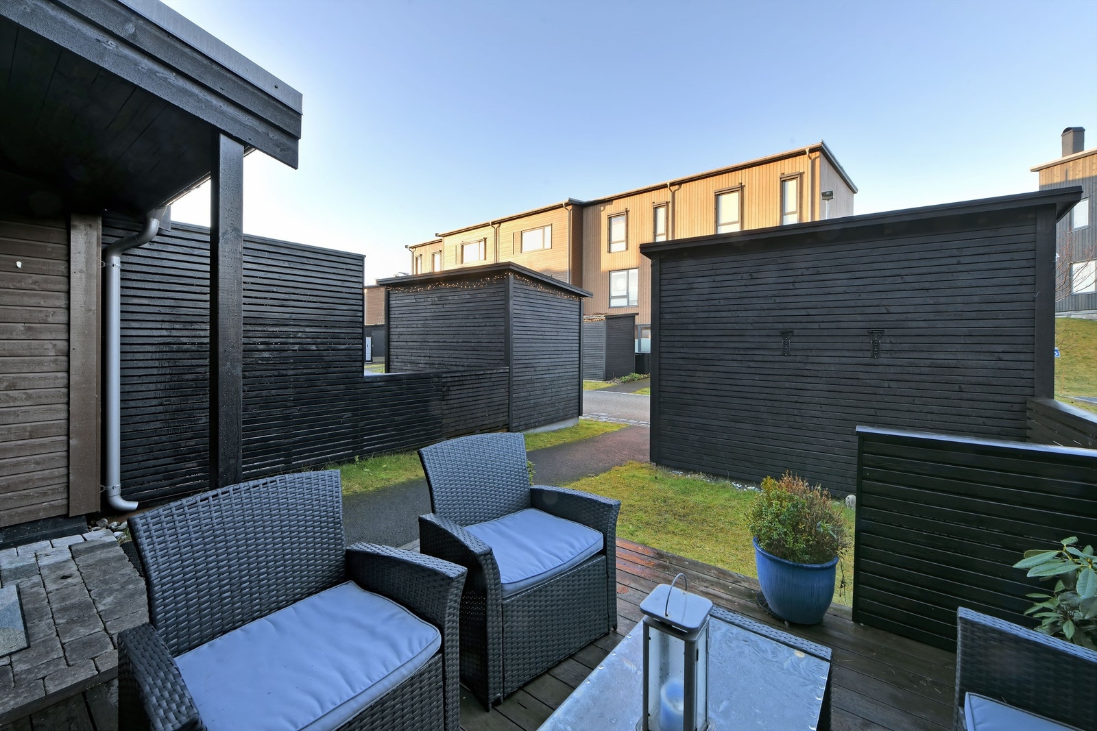 Uteplass ved inngangsparti - romslig uteplass med gode solforhold Galleribilde