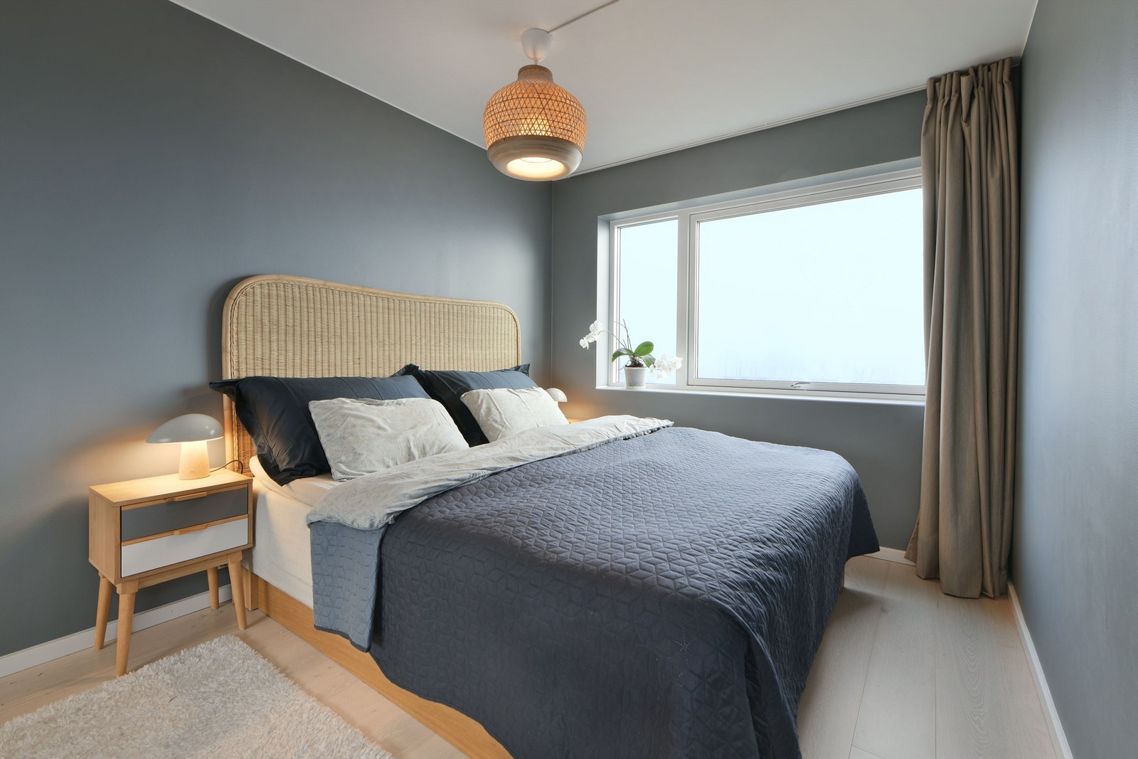 Soverom 2 - romslig hovedsoverom med god plass til dobbeltseng - vindu orienter mot øst med utsyn Galleribilde