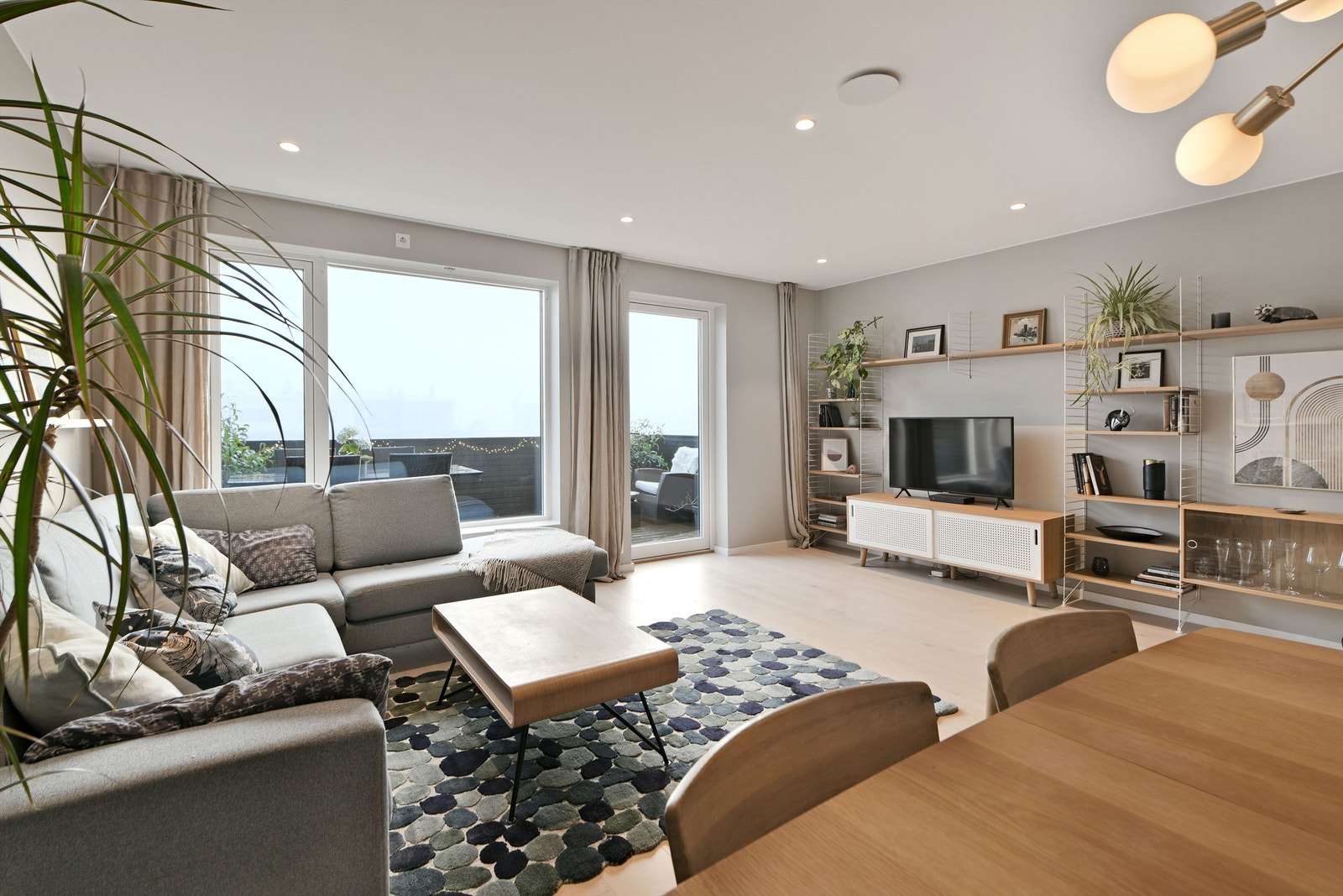 Stue - store vindusflater som gir rikelig med naturlig lysinnslipp - utgang til uteplass på ca. 15 kvm Galleribilde