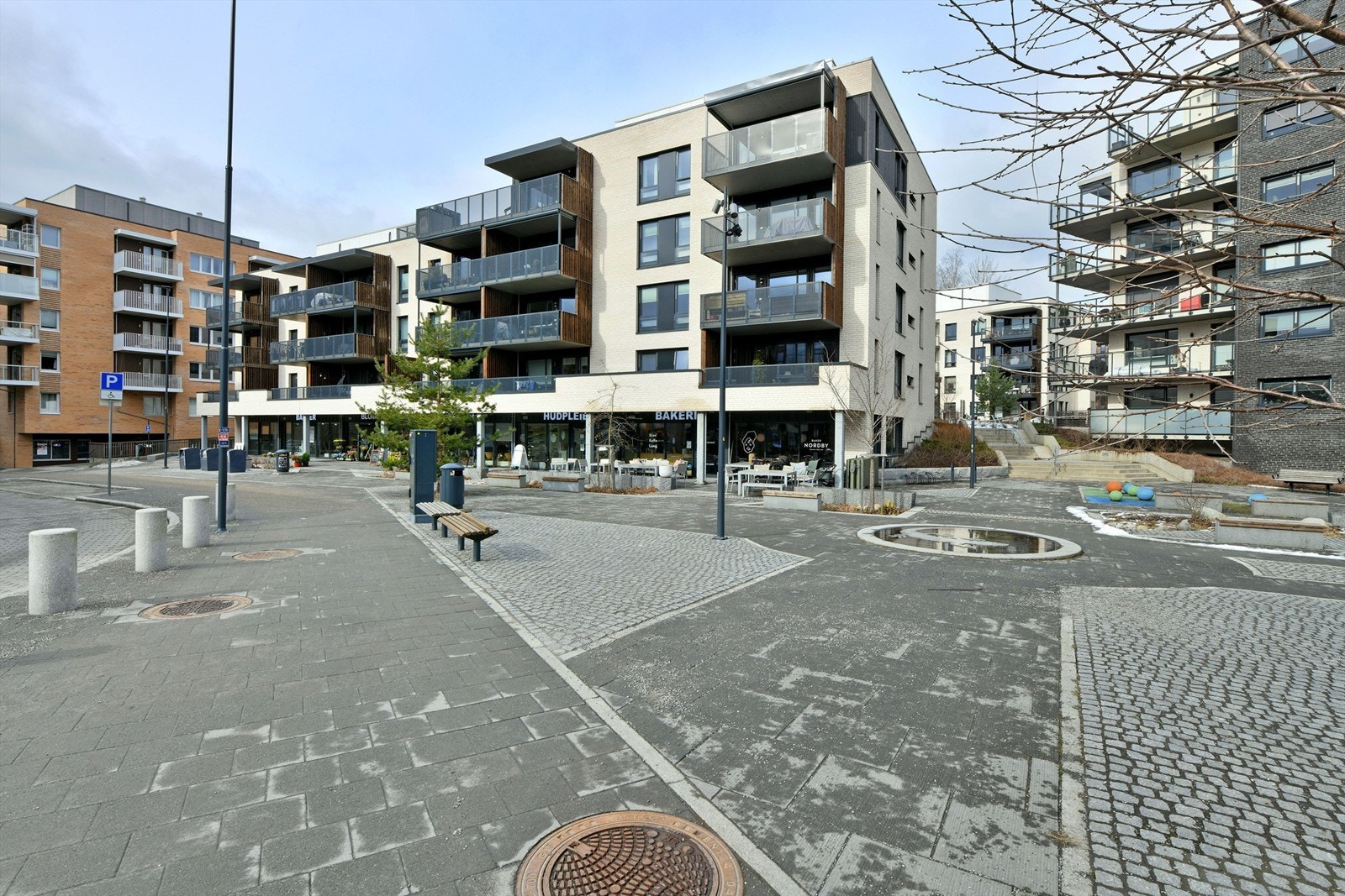 Myrvoll Torg ligger rett ved leiligheten- et trivelig boområde med bakeri, frisør, Kiwi (åpent alle dager 07-23 unntatt søndag), m.m. Galleribilde