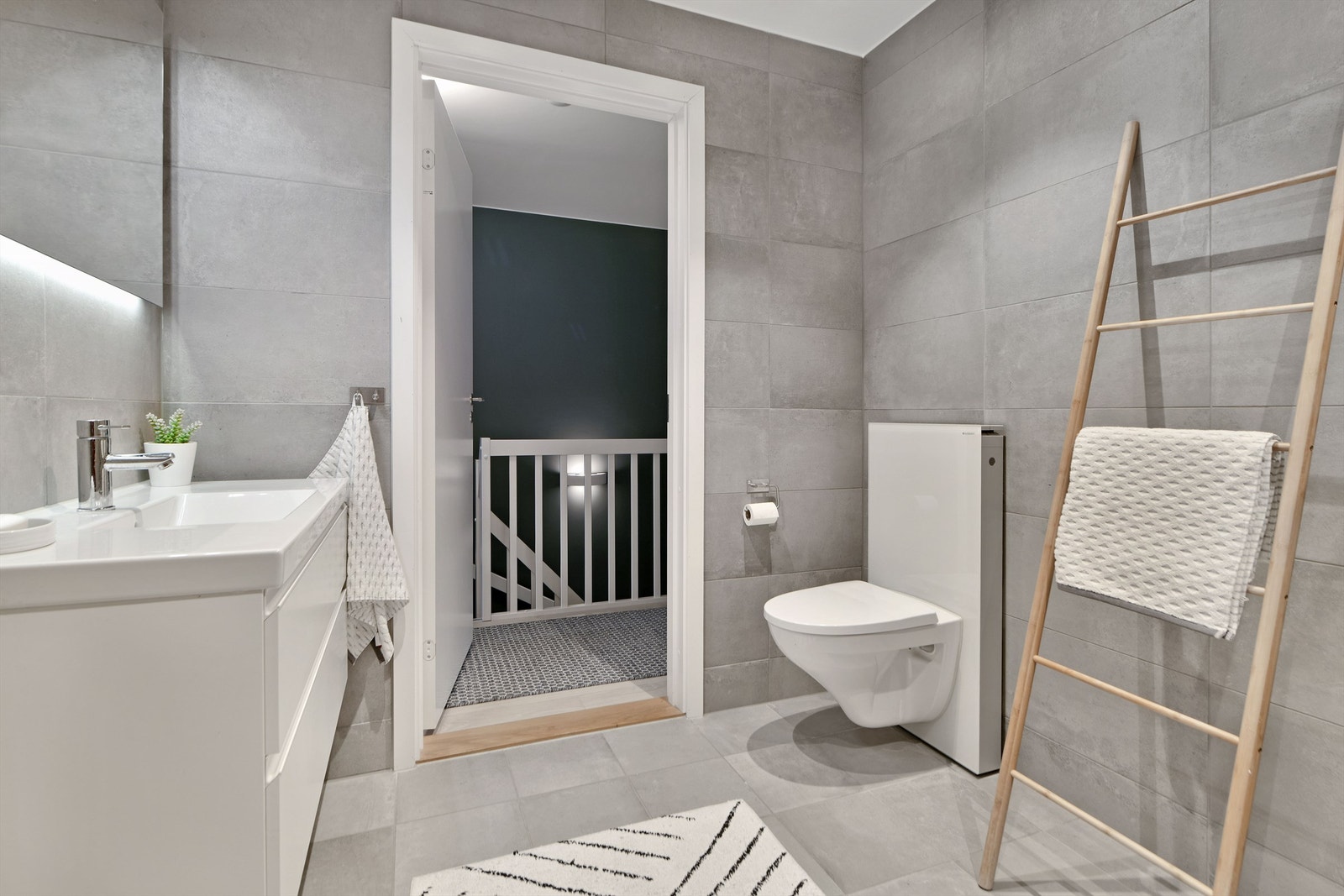 Bad i 2.etg - baderomsinnredning (servant med underskap og speil over servant) - vegghengt toalett Galleribilde