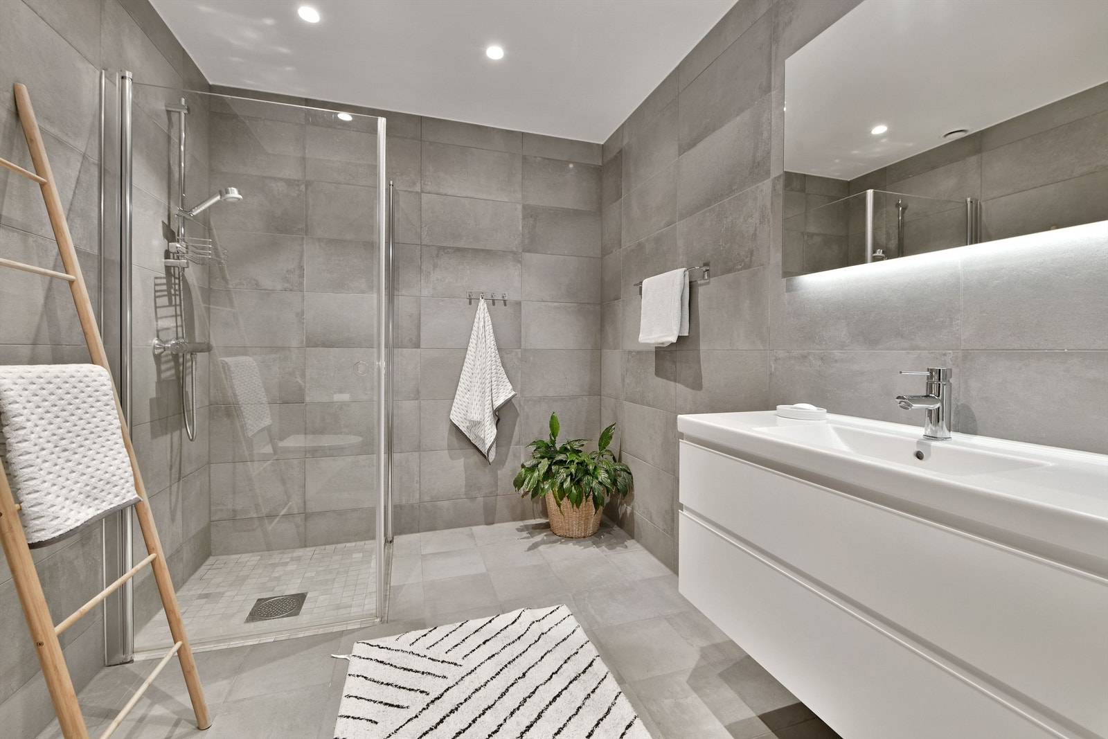 Bad i 2.etg - flislagt gulv og vegger, malt himling - downlights - gulvvarme - dusjhjørne Galleribilde