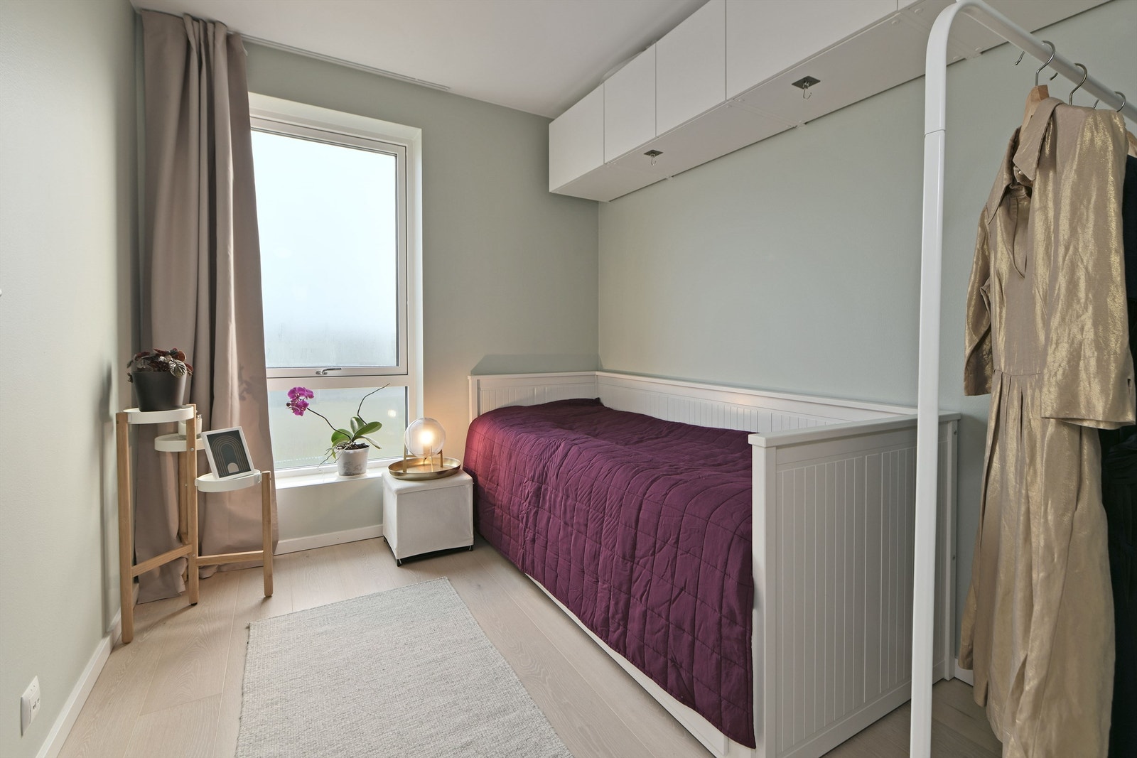 Soverom 1 - god størrelse - vindu orientert mot øst med utsyn Galleribilde