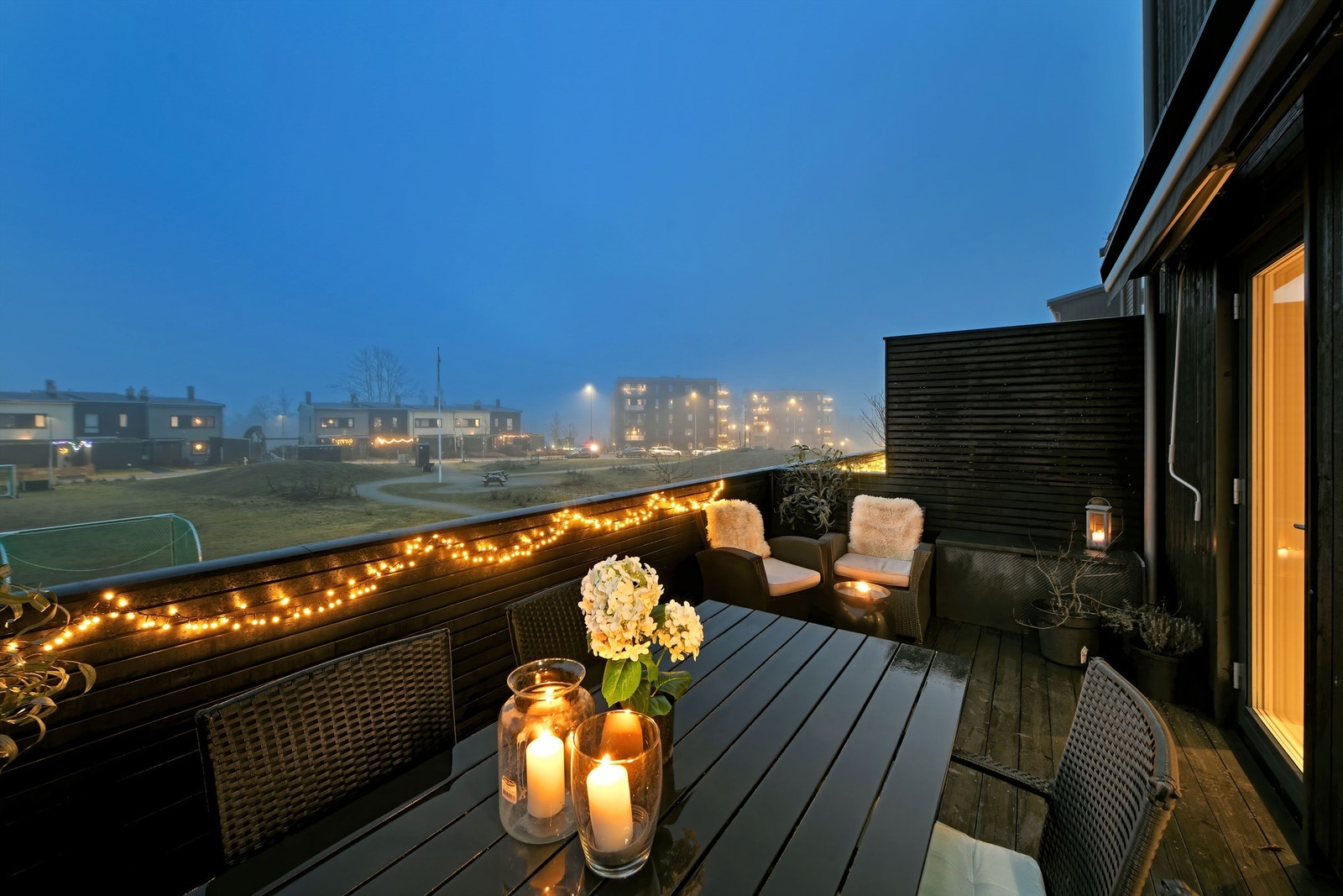 Uteplass med adkomst fra stue - god plass til sofakrok, spisebord, grill, etc. - utvendig solskjerming (markise) Galleribilde