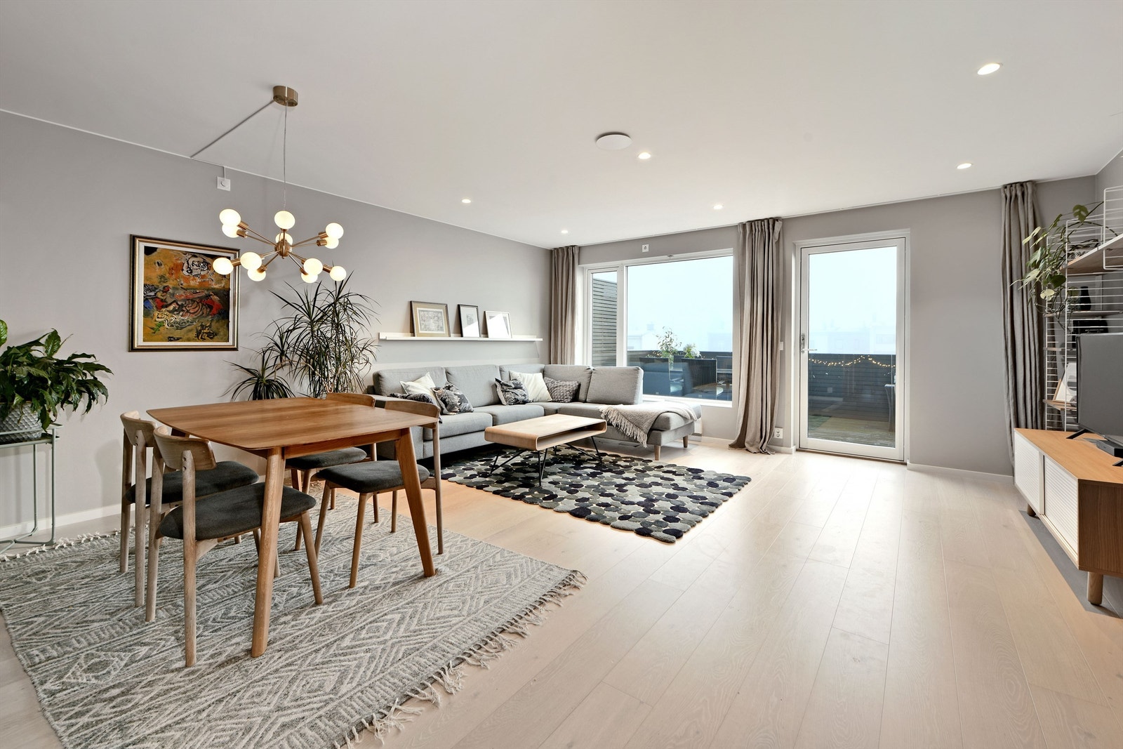 Stue - lys og romslig stue - plass til langbord hvor både familie og gjester kan inviteres til et hyggelig selskap Galleribilde