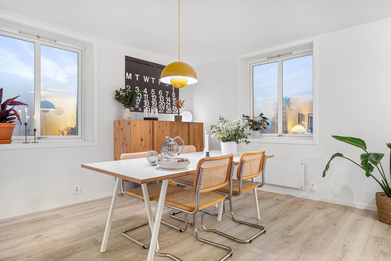 Vinduer og balkongdør er av type 3-lags isolerglass fra 2013. Galleribilde