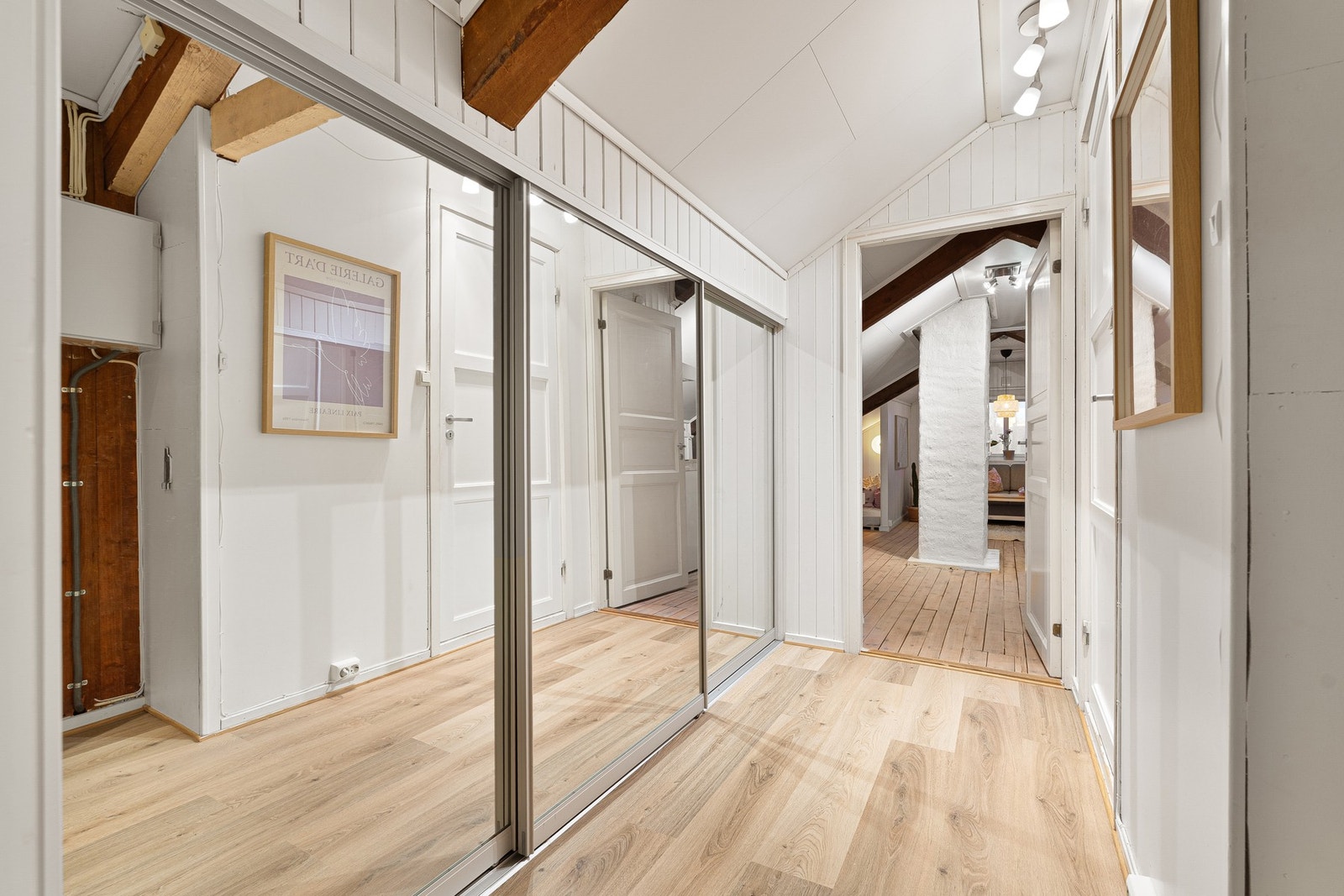 Praktisk skyvedørsgarderobe, med 8,2 kvadratmeter gulvareal. Galleribilde