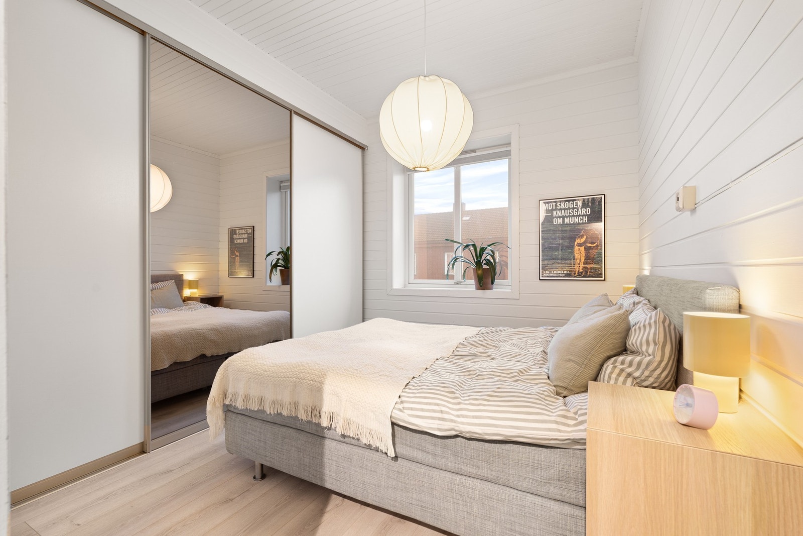 Leiligheten har to store soverom på 12,2 kvvm og 11,4 kvm. Galleribilde