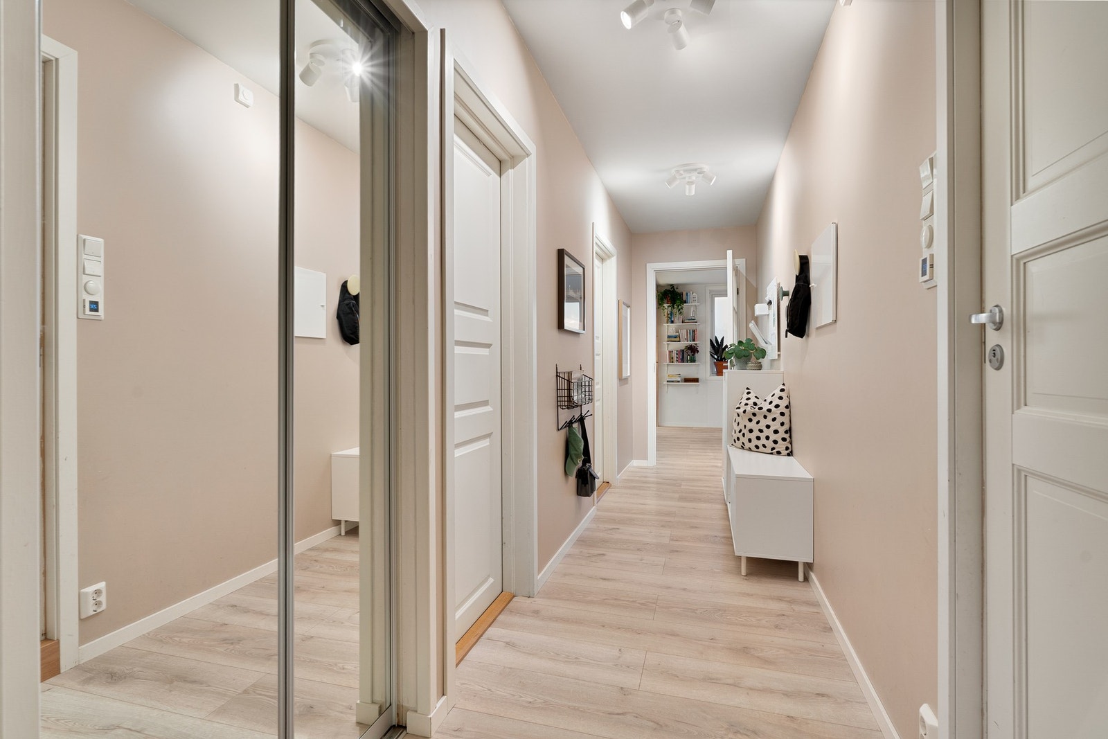 Lys og innbydende gang med delikate fargevalg. Adkomst til innredet loft, som selger tidligere har leid ut, via fellesgang. Galleribilde