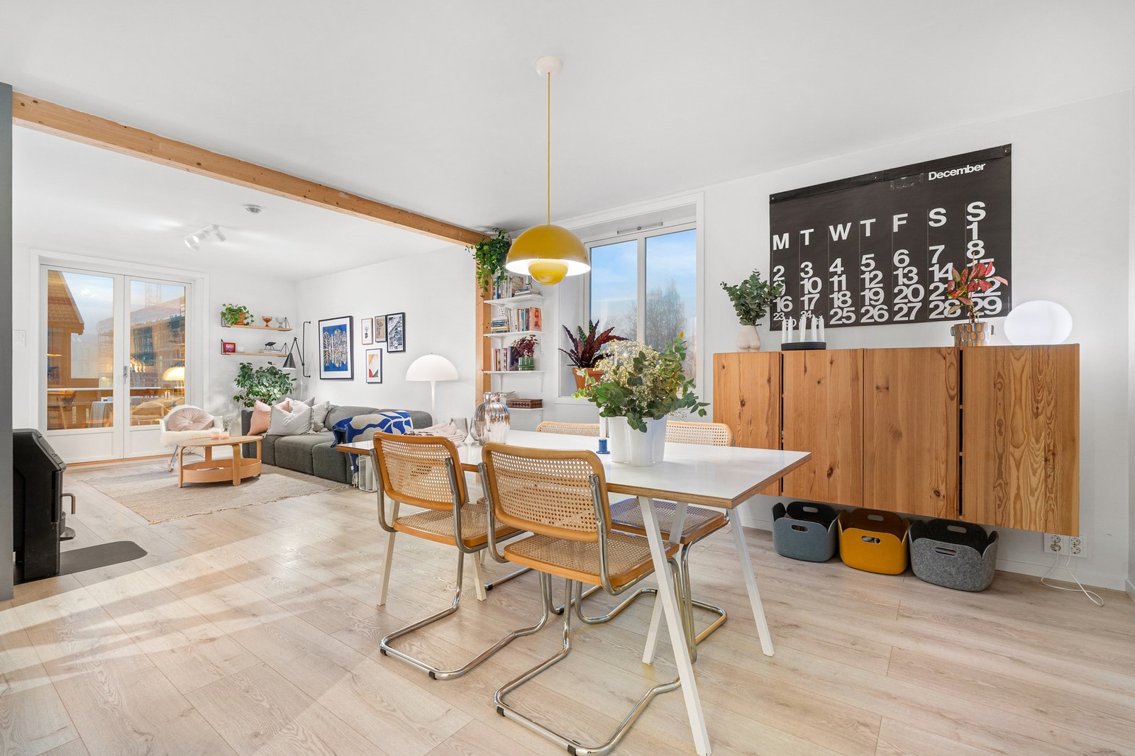 Romslig stue og spisestue, oppmålt til 28,9 kvm. Galleribilde