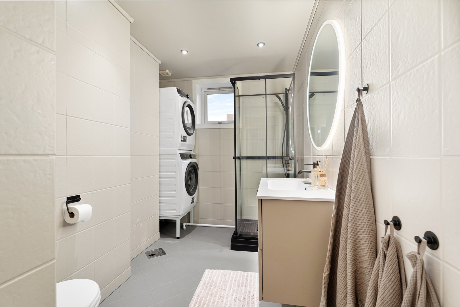 Pent flislagt bad med behagelig gulvvarme og downlights i himling. God plass til både vaskemaskin og tørketrommel. Galleribilde