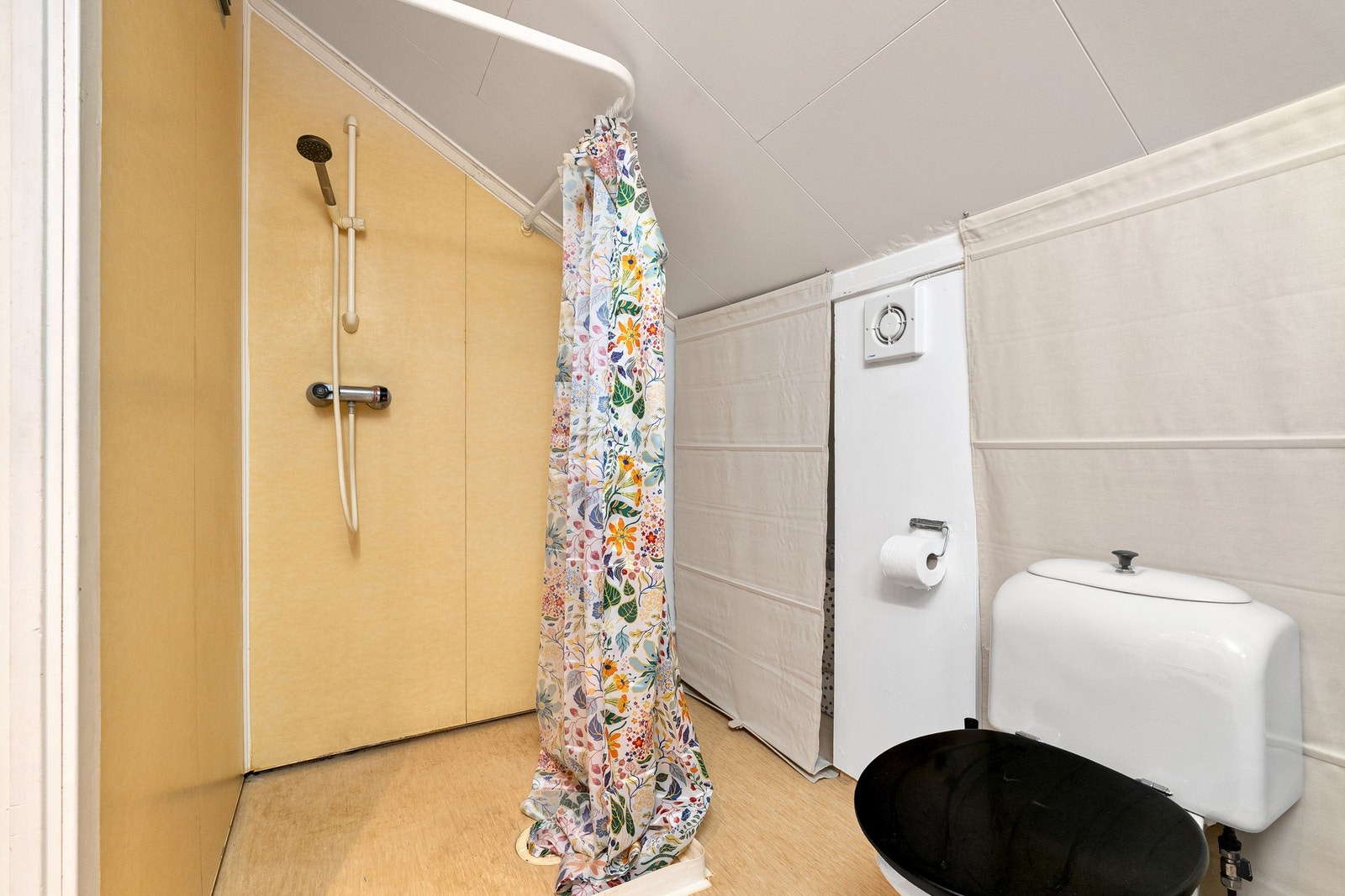 Bad med toalett. Avtrekksvifte. Galleribilde