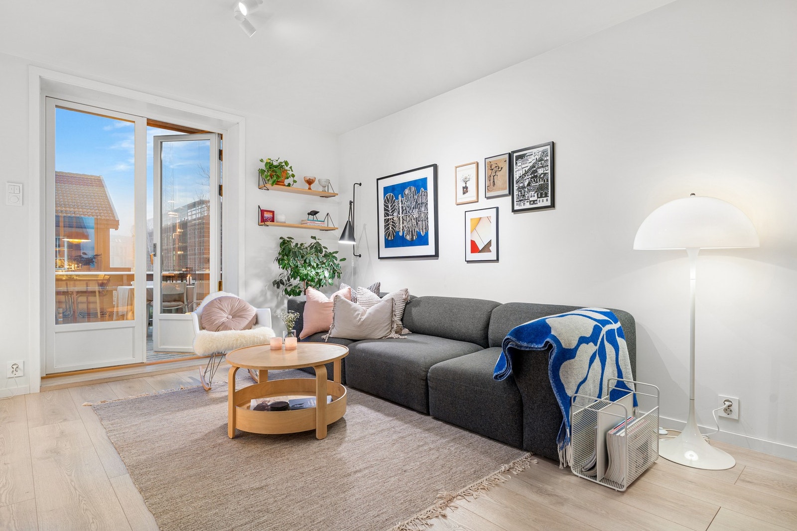 Åpen og fin løsning, hvor stue likevel er tilbaketrukket fra kjøkken. Galleribilde