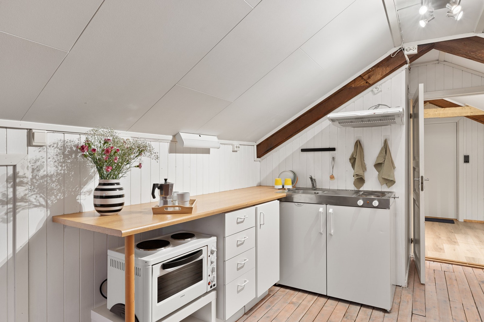 Funksjonell kjøkkenløsning. Knekott i bakkant med 4,6 kvadratmeter gulvareal. Galleribilde