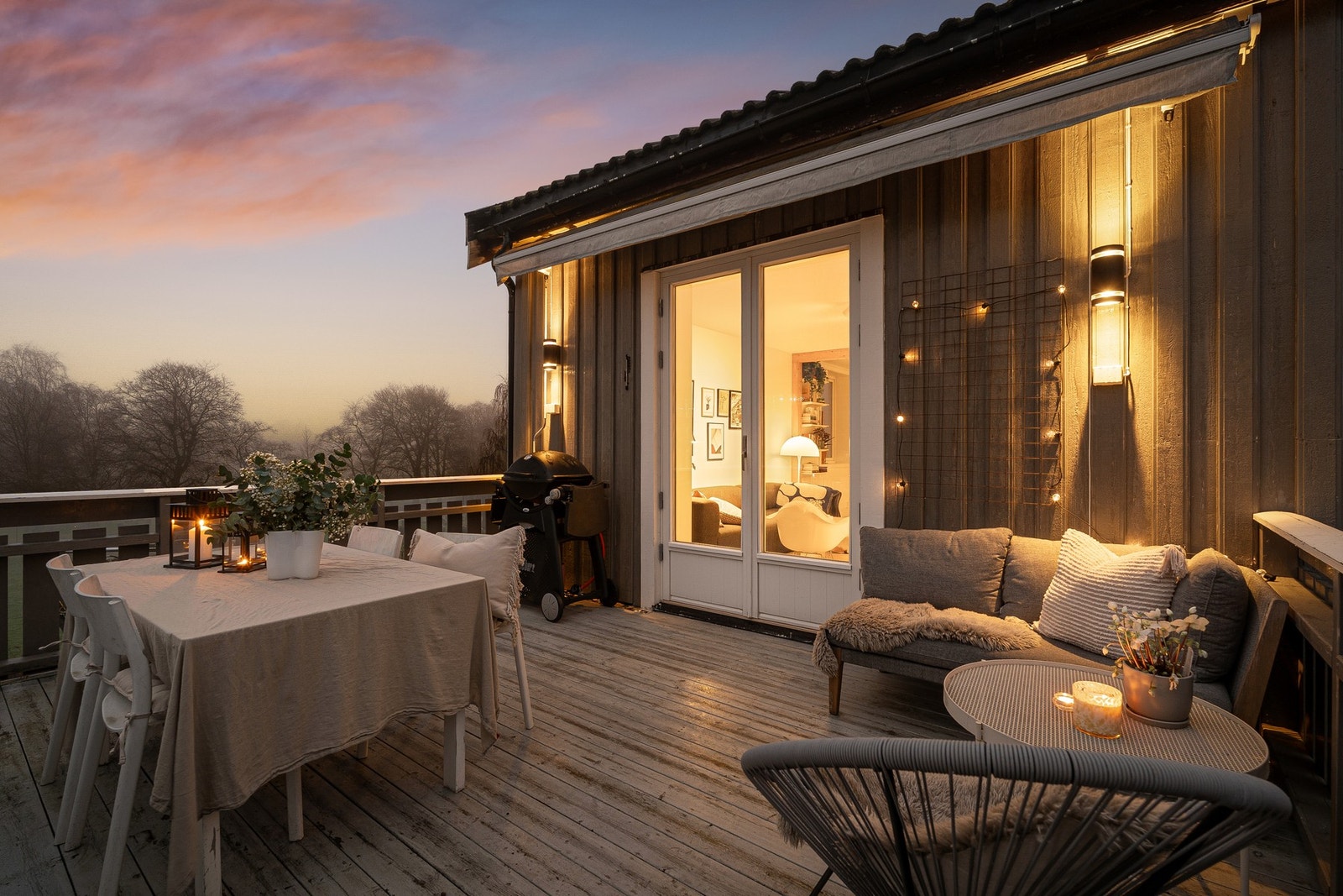 Stor solrik balkong på 16,3 kvm. Sørvestvendt, med sol fra formiddag til kveld. Balkongen vender ut mot et stort og åpent område. Galleribilde