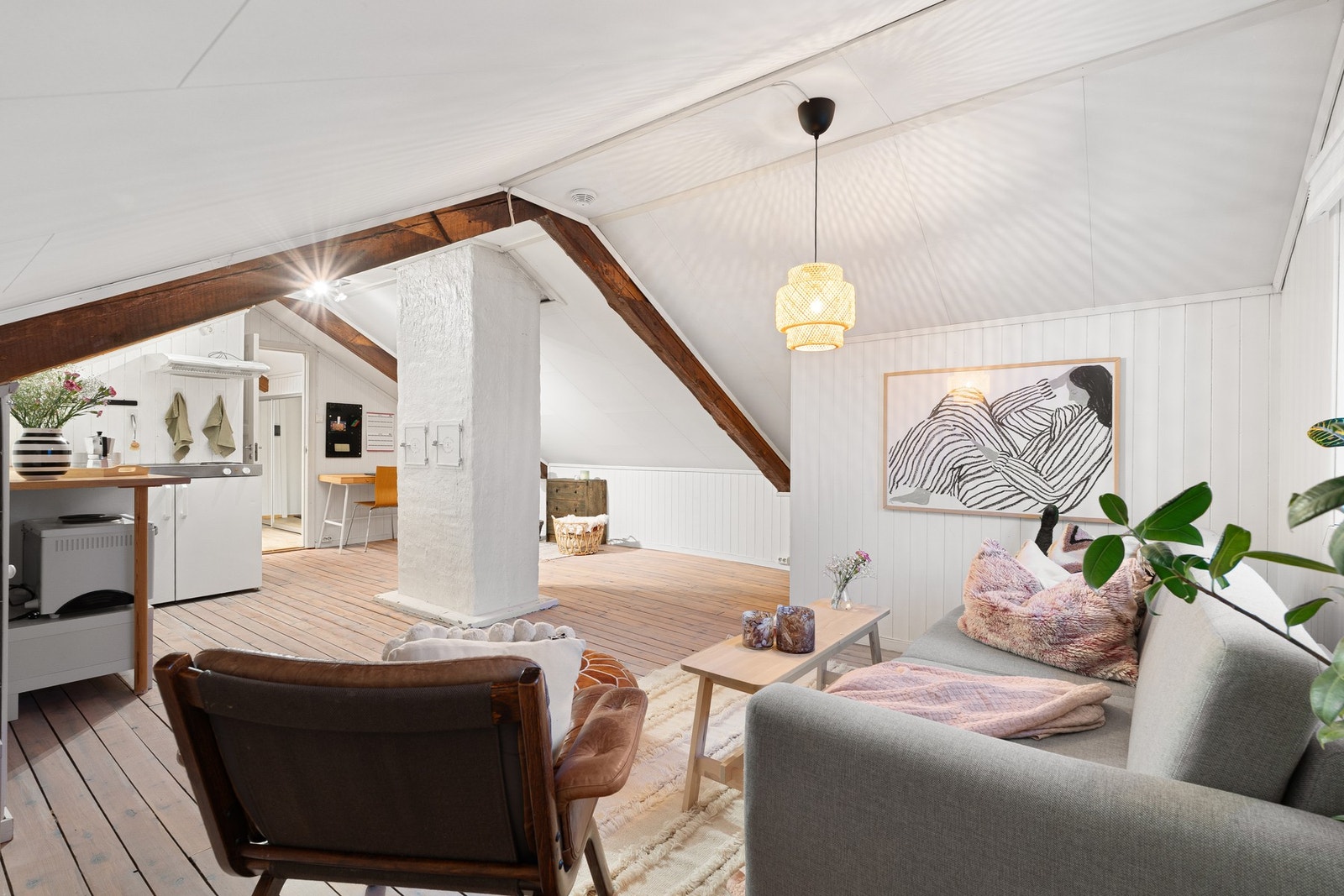 Innredet areal på loft, som selger tidligere har leid ut for kr. 8.500,- pr. mnd. Galleribilde