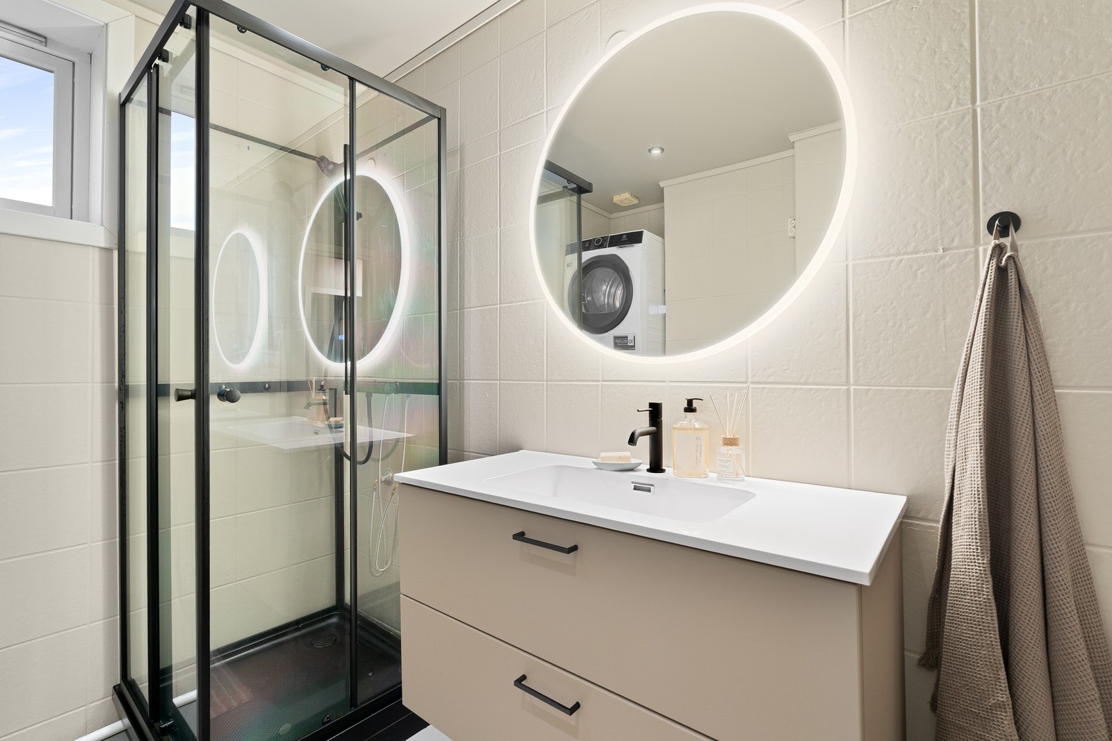 Nylig oppgradert med nytt dusjkabinett, moderne baderomsinnredning med ny servant og speil. Galleribilde