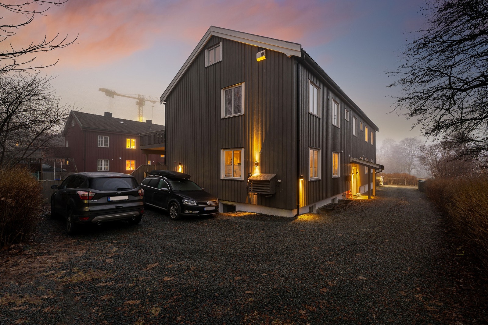 Medfølger fast parkeringsplass. Felles gjesteparkering. Selger disponerer utebod med nabo. Galleribilde