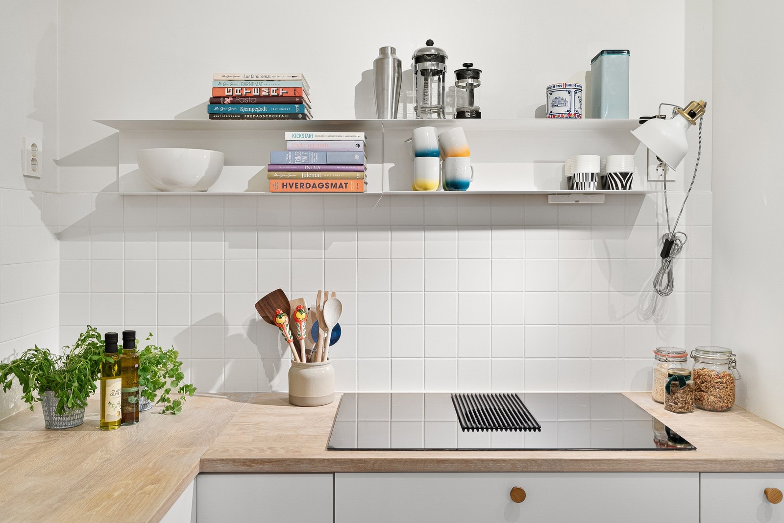 Integrert kullfilter-ventilator i platetopp. Komfyrvakt i stekesone. Galleribilde