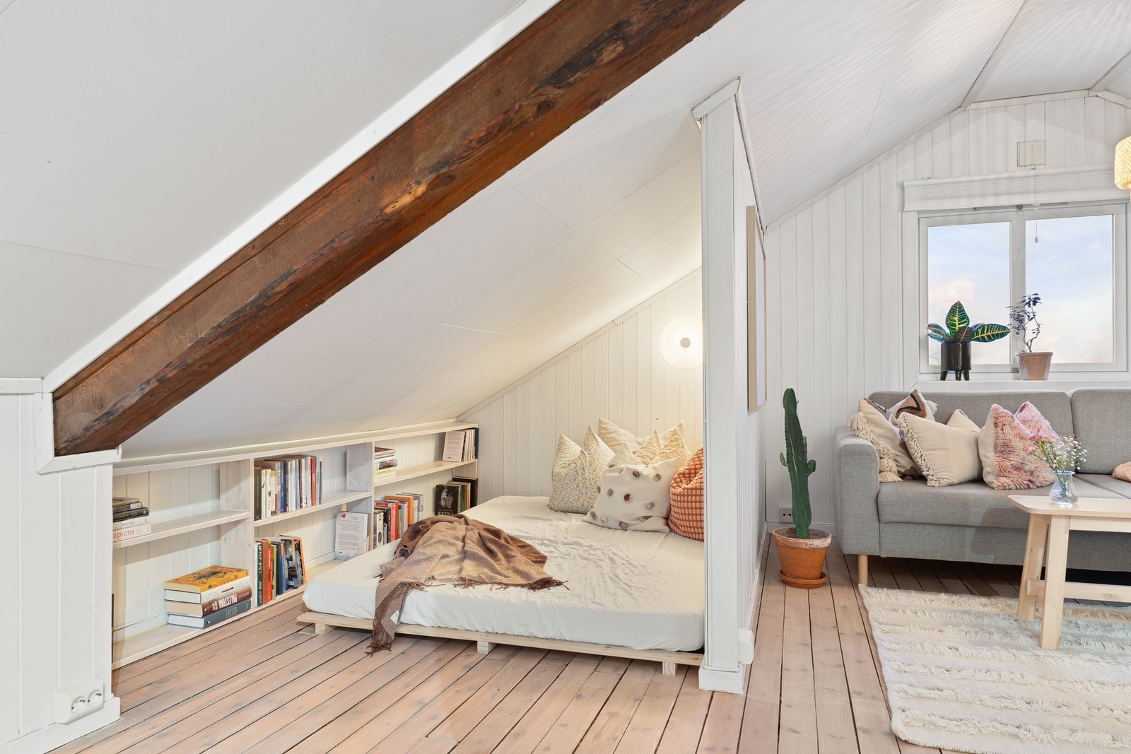 Delt av stue med alkoveløsning. Galleribilde