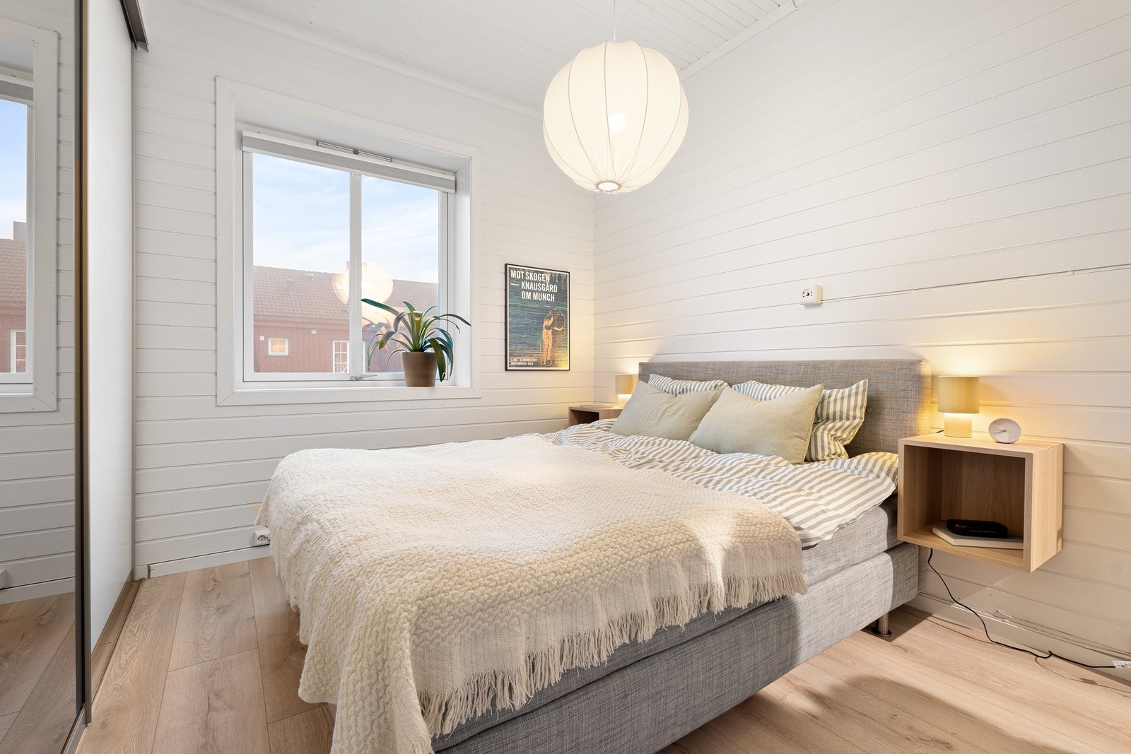 Begge soverommene har store skyvedørsgarderober. Galleribilde