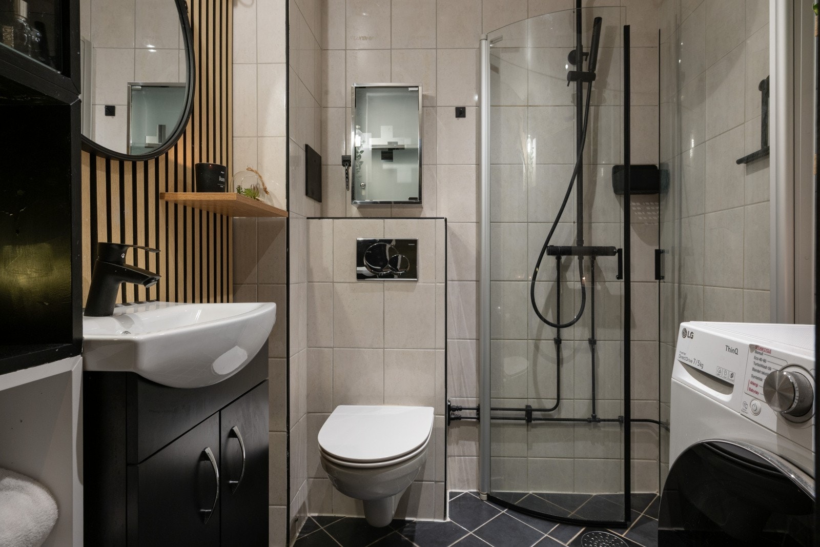 Badet ble oppusset rundt 2006 og har flislagte overflater på både vegger og gulv, med termostatstyrt gulvvarme for økt komfort. Galleribilde