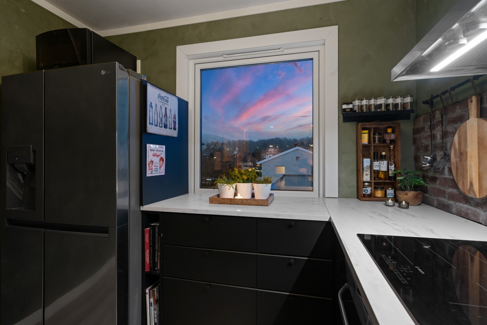 Innredningen har glatte, fabrikklakkerte fronter og en benkeplate i laminat med en nedfelt kum i rustfritt stål. Galleribilde