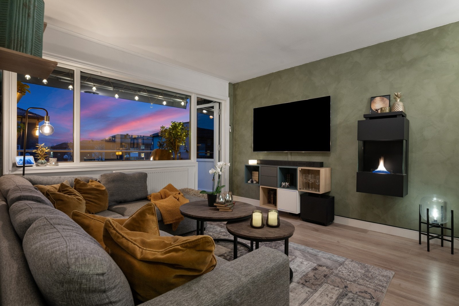 Stuen har store vindusflater som slipper inn godt med naturlig lys og gir rommet en lys og luftig følelse. Galleribilde