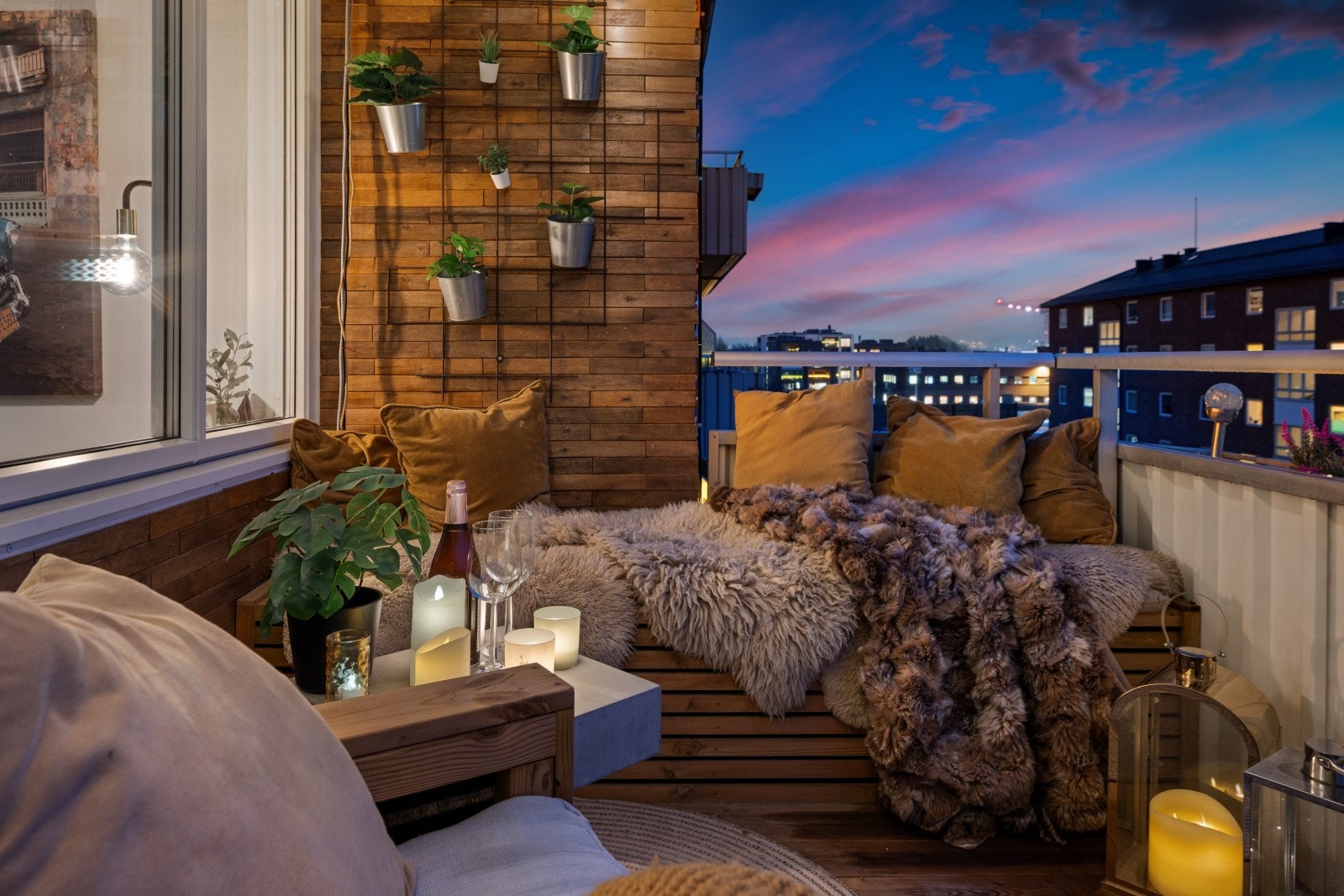 Balkongen er overbygget og fungerer som en naturlig forlengelse av stuen i sommerhalvåret. Galleribilde