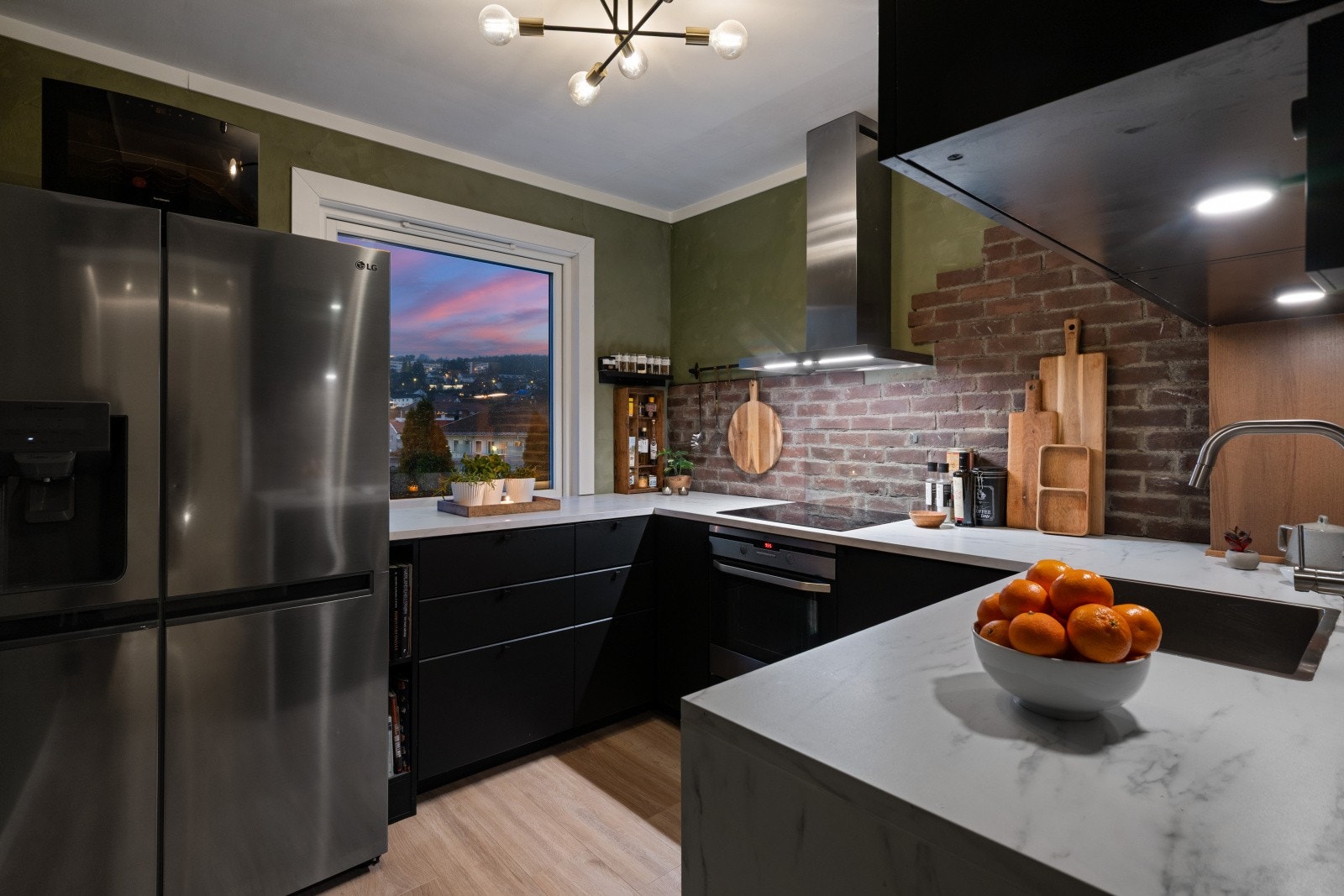 Leiligheten har et moderne og delikat Ikea-kjøkken fra 2021 i et eget rom. Galleribilde