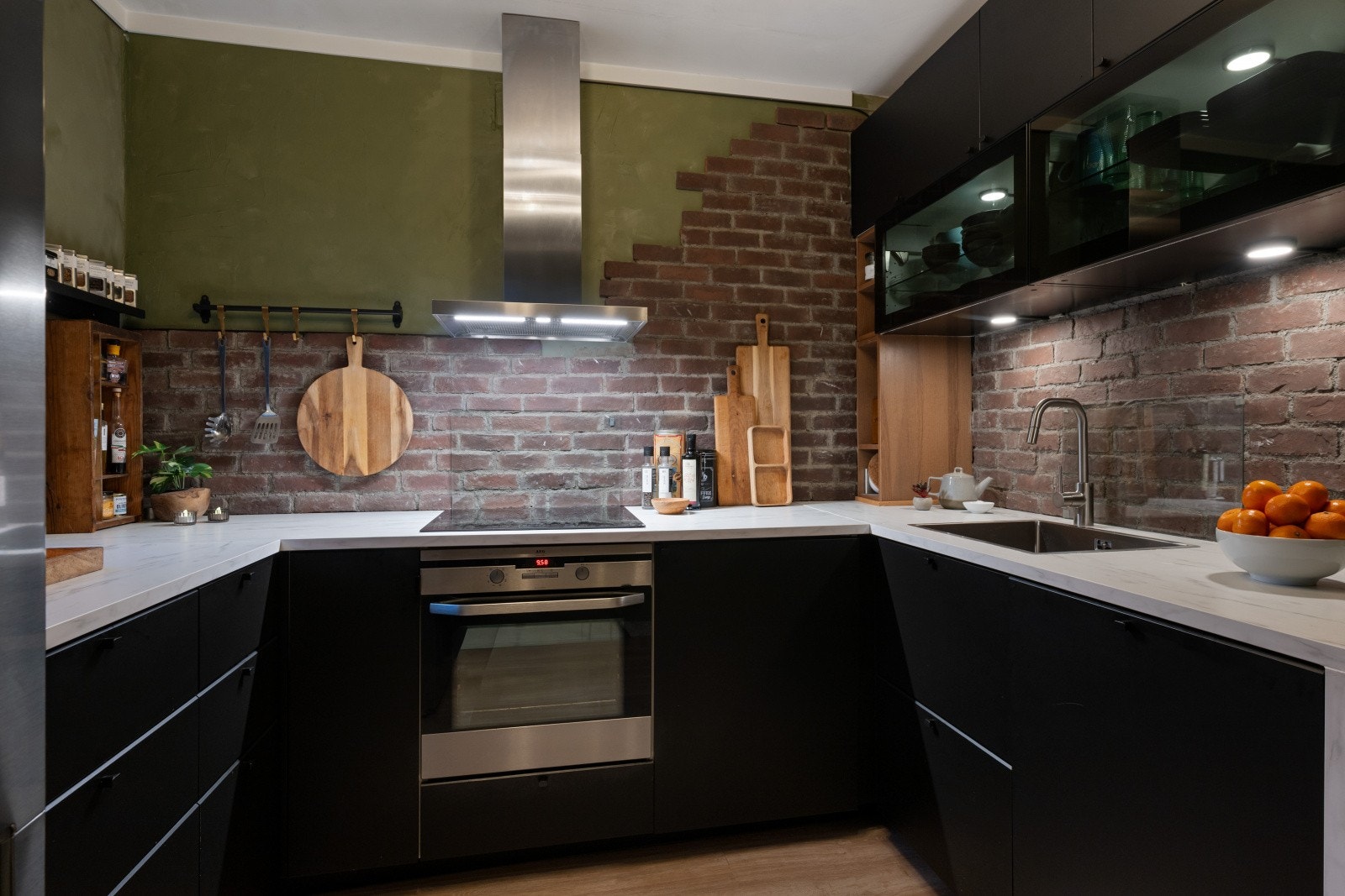 Over benkeplaten er det montert en glassplate bak kum og stekeplate. Galleribilde