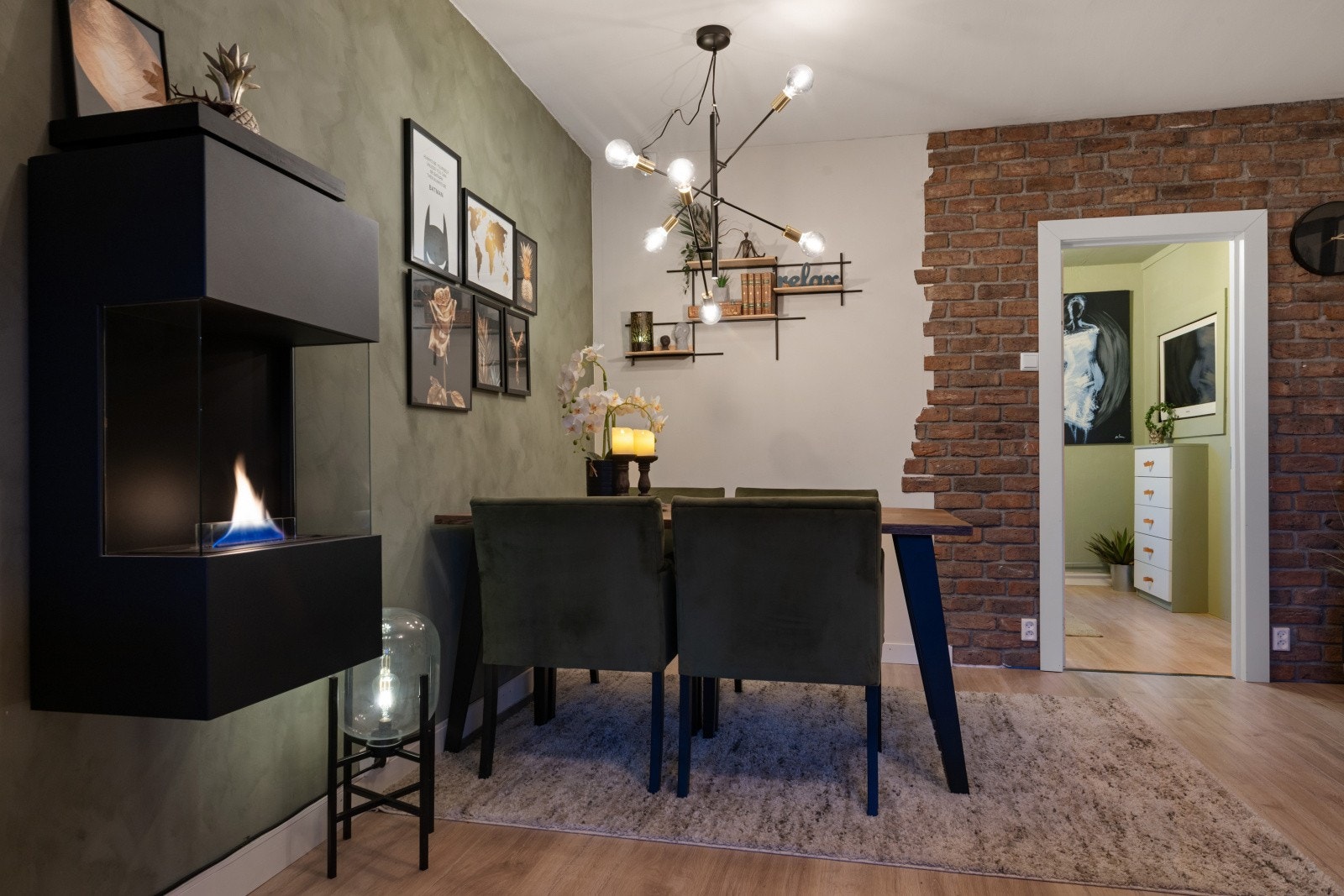 Stuens størrelse og utforming gjør den enkel å innrede. Galleribilde