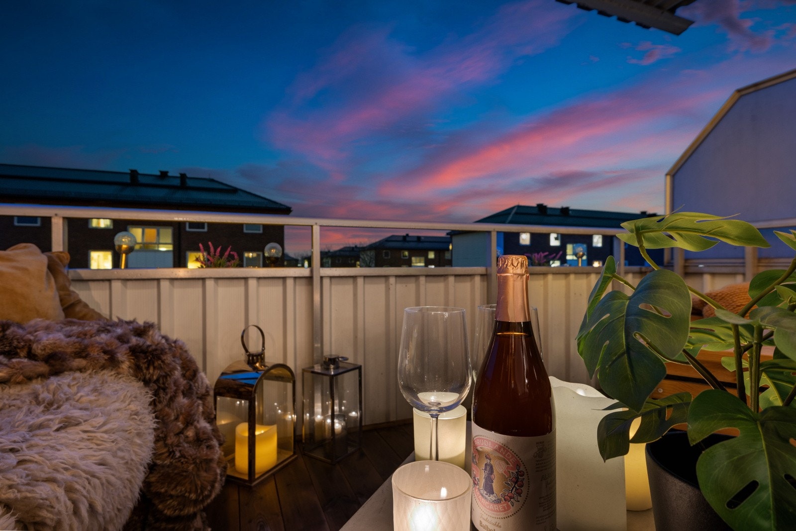 Leiligheten har en sentral beliggenhet på Bjerke, med kort vei til servicetilbud, kollektivtransport, aktivitetstilbud og flotte rekreasjonsområder. Galleribilde