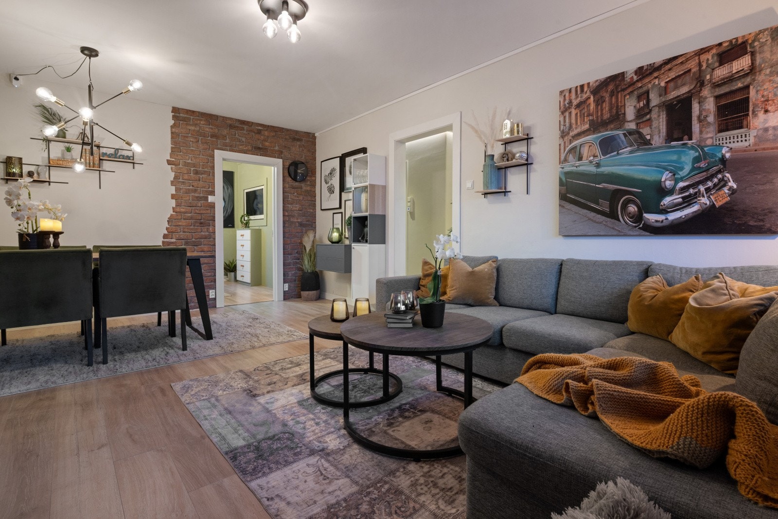 Her er det rikelig med plass til både sofagruppe med tilhørende medieløsning og spisebord. Galleribilde