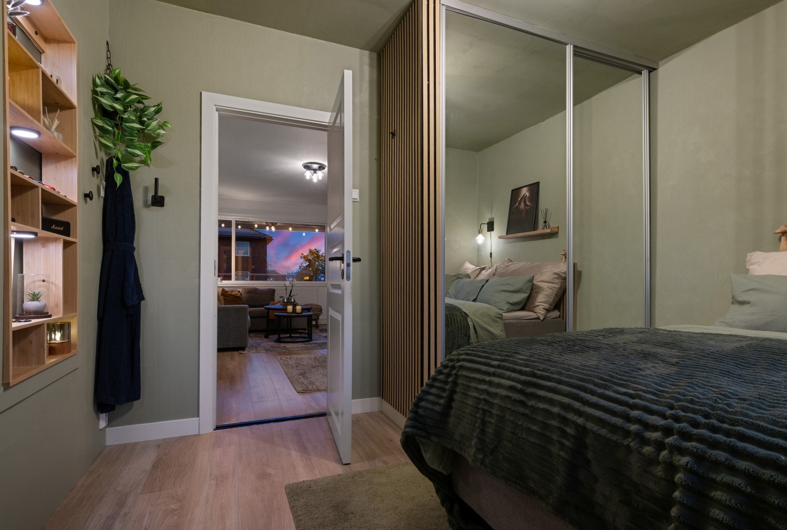 Hovedsoverommet er romslig og har god plass til dobbeltseng, nattbord og øvrig møblement. Rommet har en romslig skyvedørsgarderobe med speildører. Galleribilde