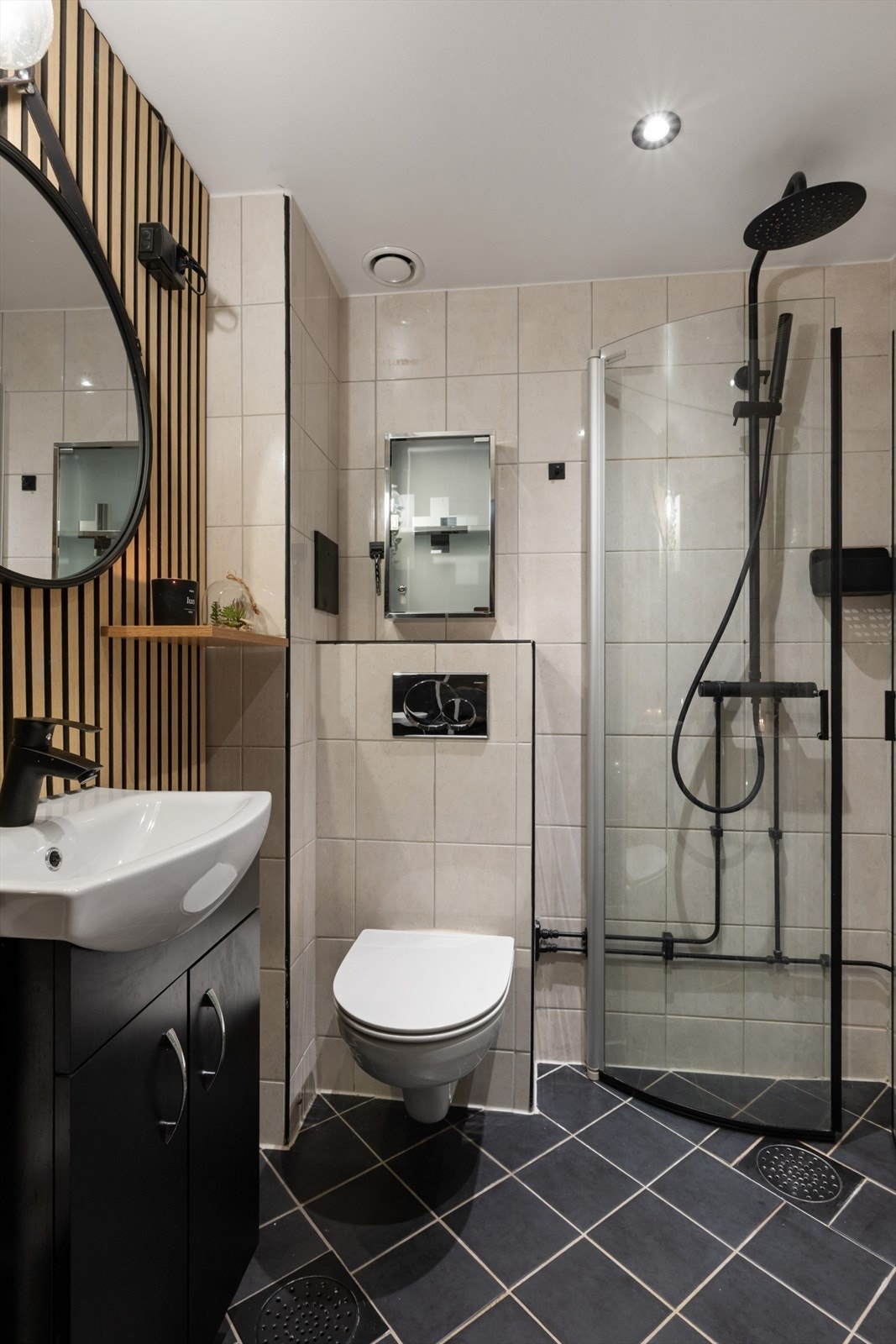 Himlingen er glattmalt og utstyrt med downlights. Galleribilde