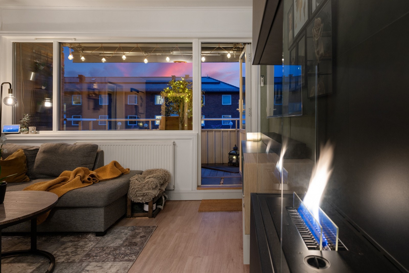 Fra stuen er det utgang til en av leilighetens fineste kvaliteter: en stor og solrik balkong. Galleribilde