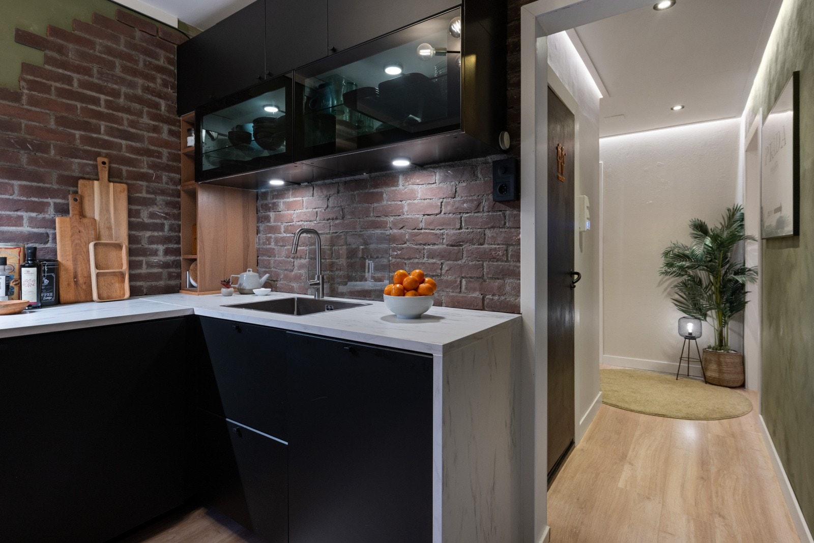 Kjøkkenet er utstyrt med opplegg for integrert oppvaskmaskin, platetopp, stekeovn og et frittstående kjøl/fryseskap. Galleribilde