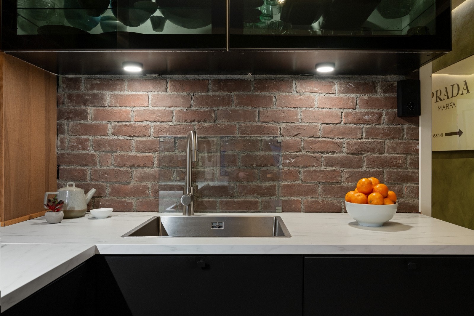 Downlights under overskapene for god belysning. Galleribilde