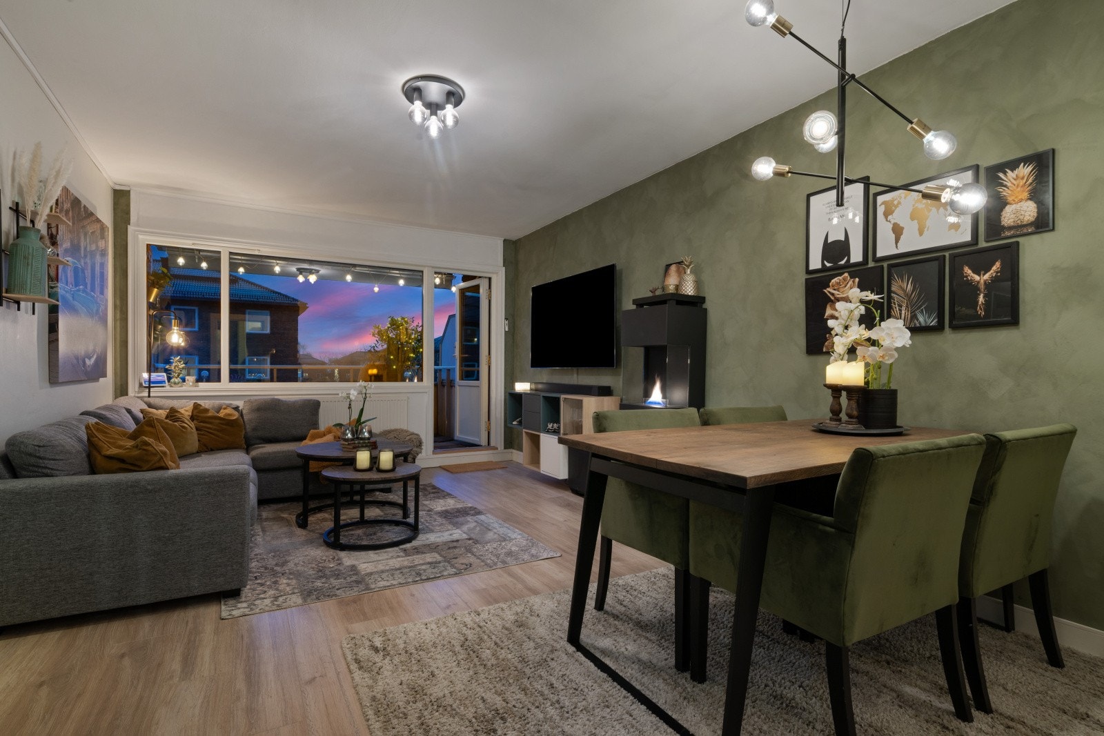 Leilighetens hjerte er den romslige stuen, som gir mange møbleringsmuligheter. Galleribilde