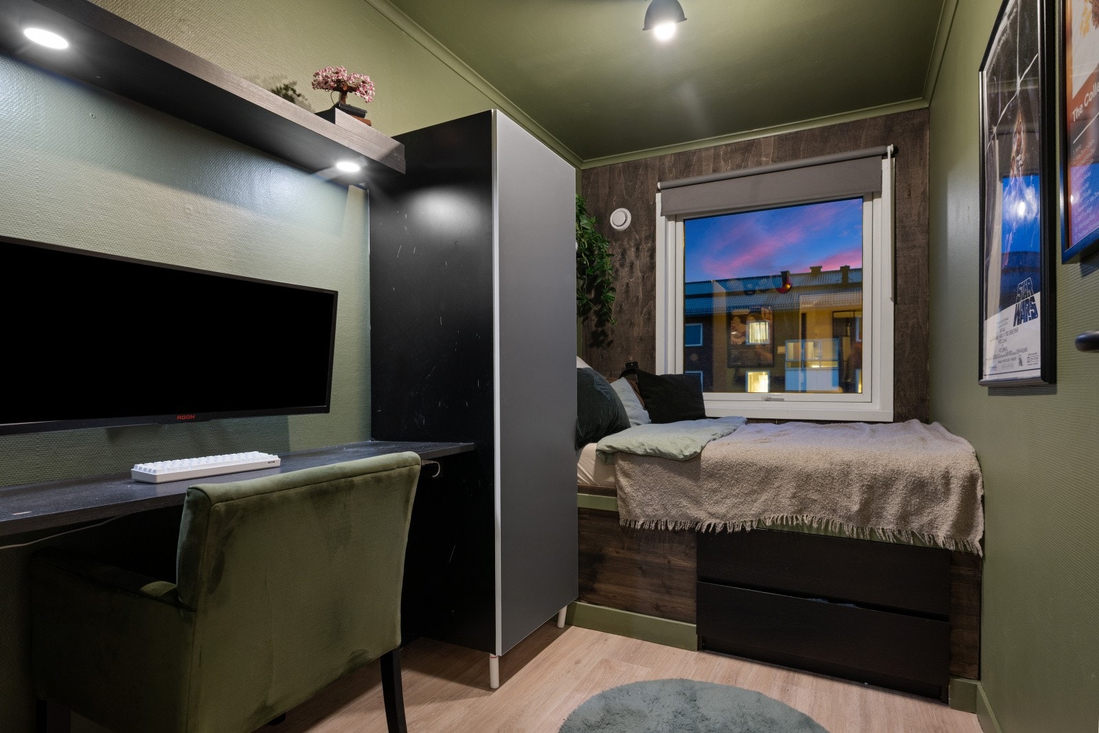 De to øvrige soverommene nås fra gangen og har plass til seng, nattbord og garderobeløsning. Galleribilde