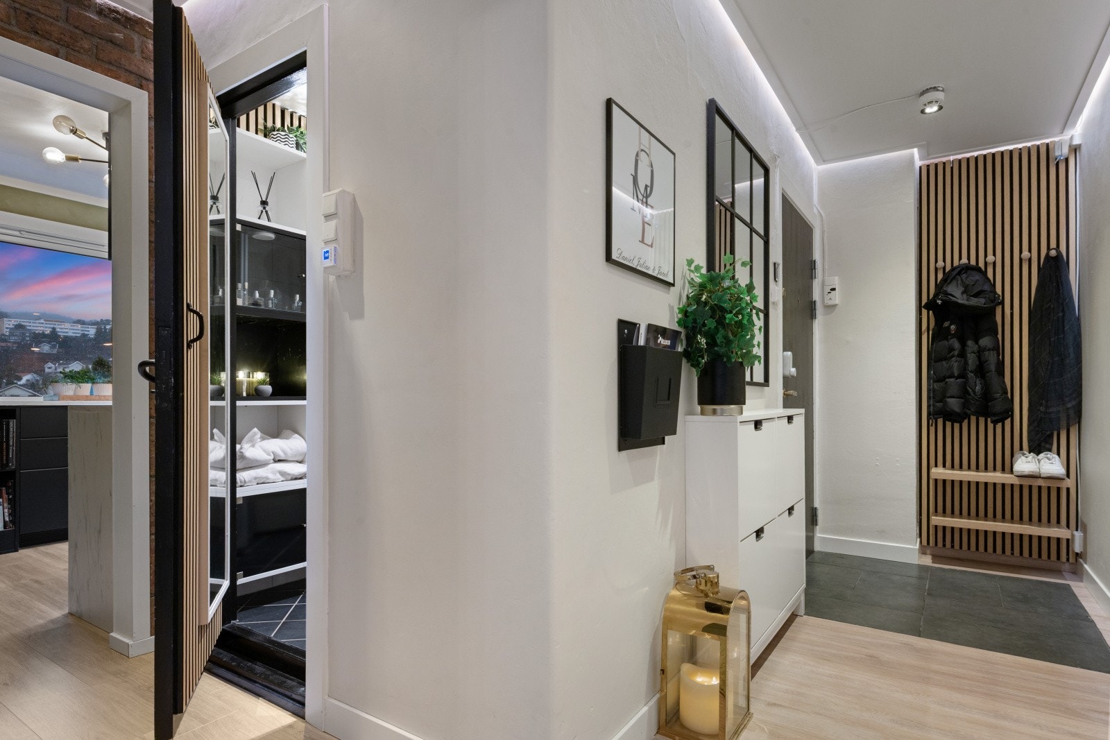 Her er det god plass til å sette fra seg skoene og henge fra seg yttertøy på veggen. Galleribilde