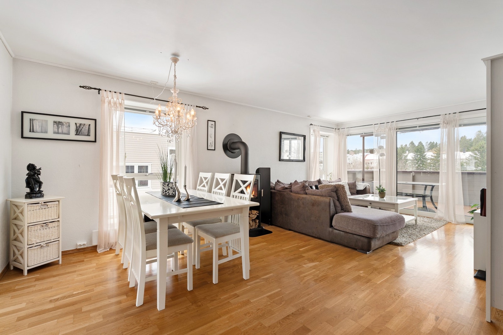 Fra stuen er det utgang til en flott balkong. Galleribilde