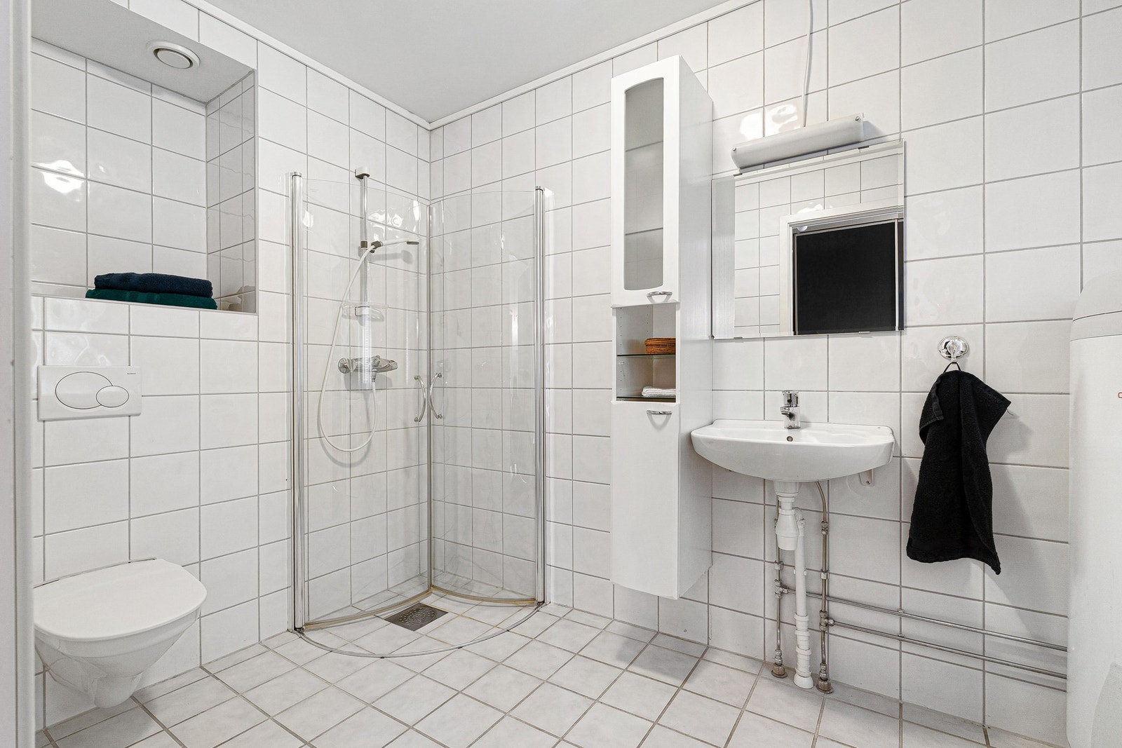 Flott flislagt bad elektriske varmekabler i gulvet. Galleribilde