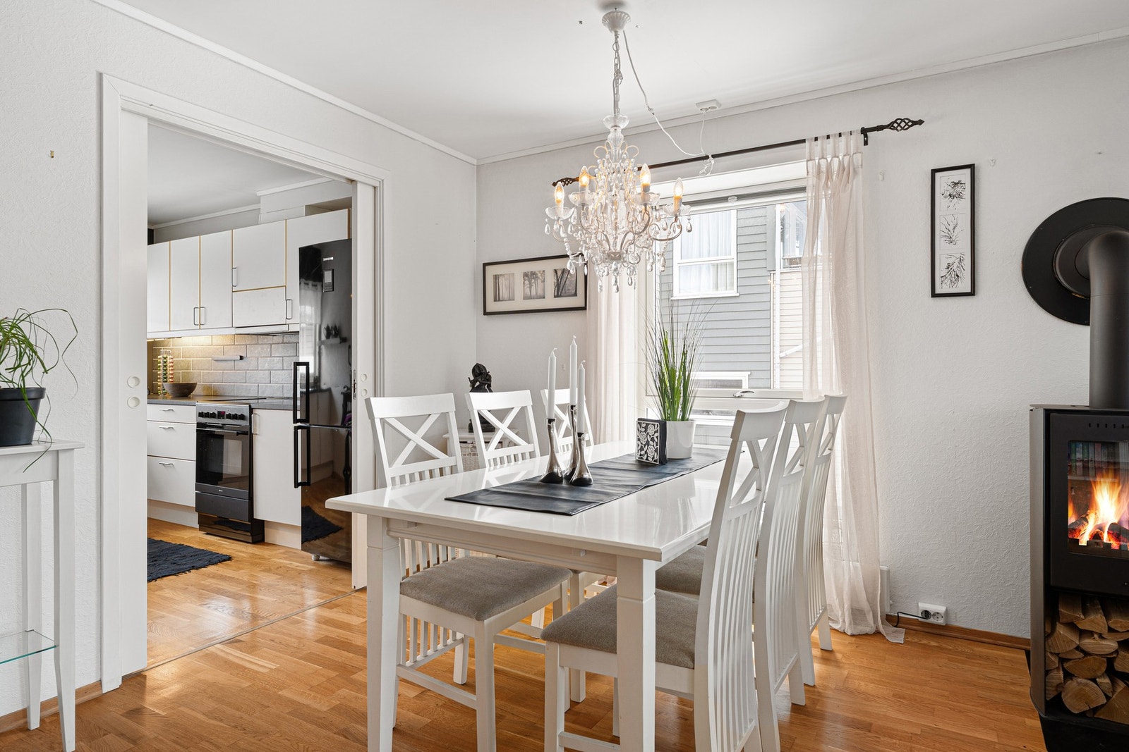 Spisebordet finner sin naturlige plass mellom stue/kjøkken. Galleribilde